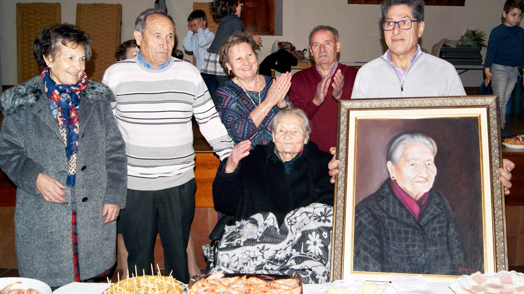 La homenajeada recibió de manos del alcalde de Zarzuela un retrato pintado por Ángel Pérez Dimas, en la iglesia de San Vicente mártir. A.P.
