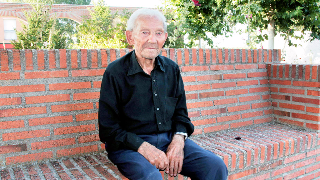 Galo García Calvo, en una imagen tomada en su pueblo cuando cumplió cien años, en 2011. / el adelantado