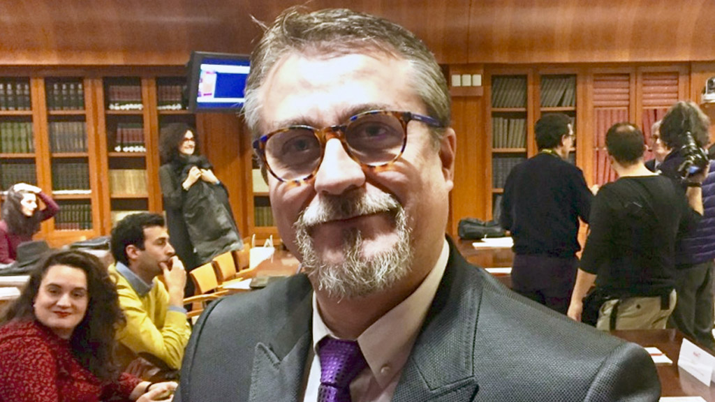 Alfredo Corell recibió el premio MEDES el pasado diciembre a la mejor iniciativa en el uso del español para la divulgación del conocimiento biomédico. / UVa.