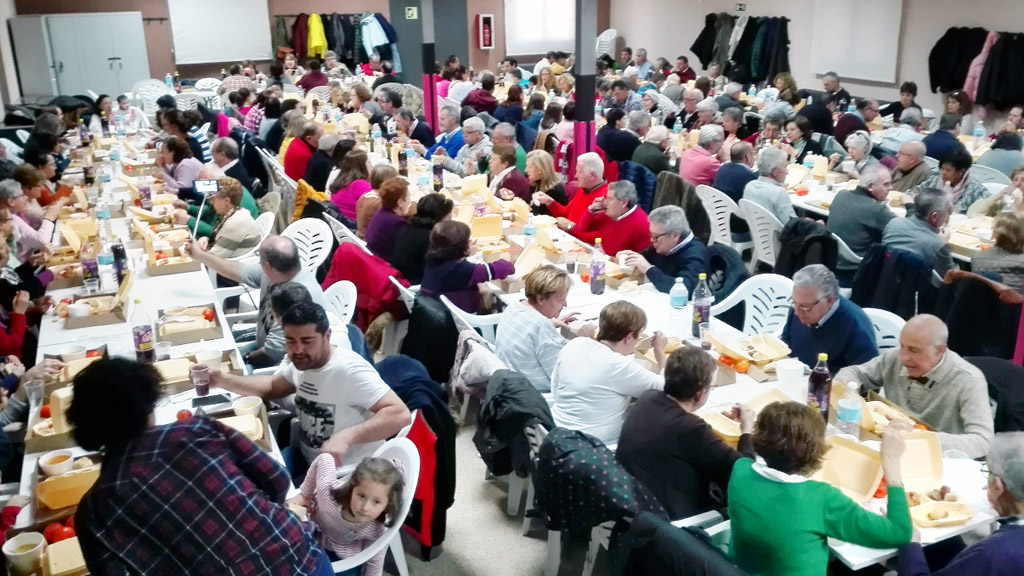 Los más de 200 participantes llenaron casi por completo el salón municipal Mazuelos. / el adelantado