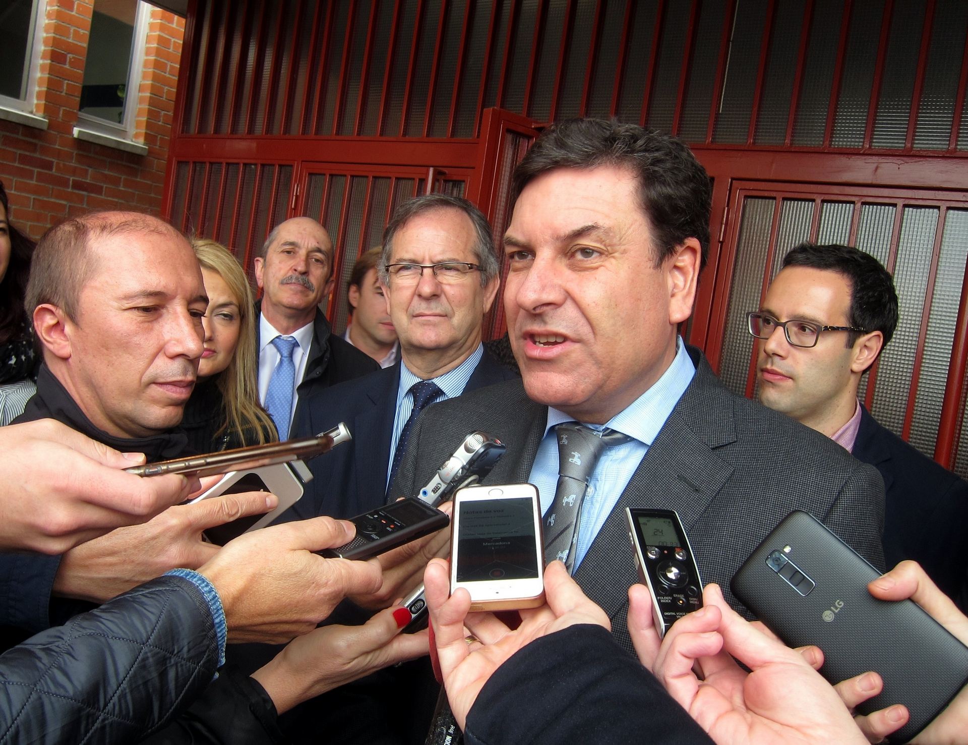 El consejero de Empleo de la Junta de Castilla y León, Carlos Fernández Carriedo. / Europa press

CASTILLA Y LEÓN.-Carriedo asegura que da mucha garantía y tranquilidad la operación del Grupo Siro y Cerealto

  (Foto de ARCHIVO)

16/11/2018