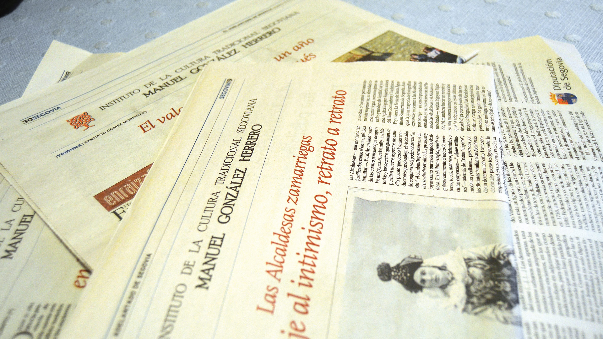 Varios titulares de El Adelantado con Enraizado2.