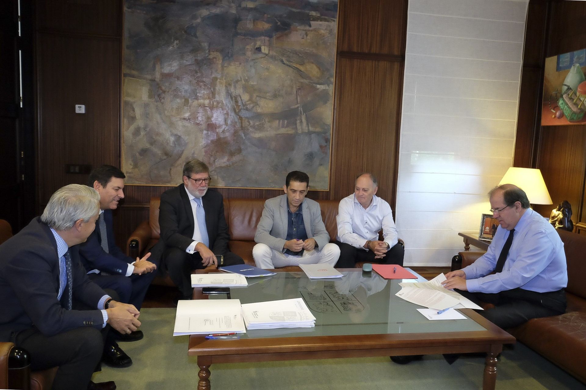 El presidente Herrera y los representantes sindicales durante una reunión en esta legislatura. / Europa press