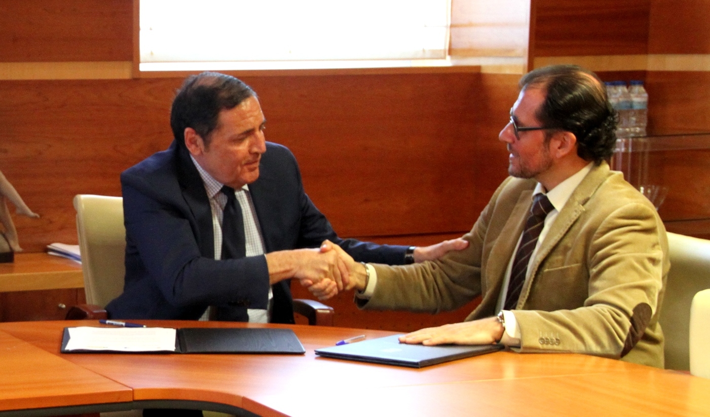 El consejero de Sanidad, Antonio María Sáez Aguado, junto al delegado territorial de la ONCE, Ismael Álvarez.