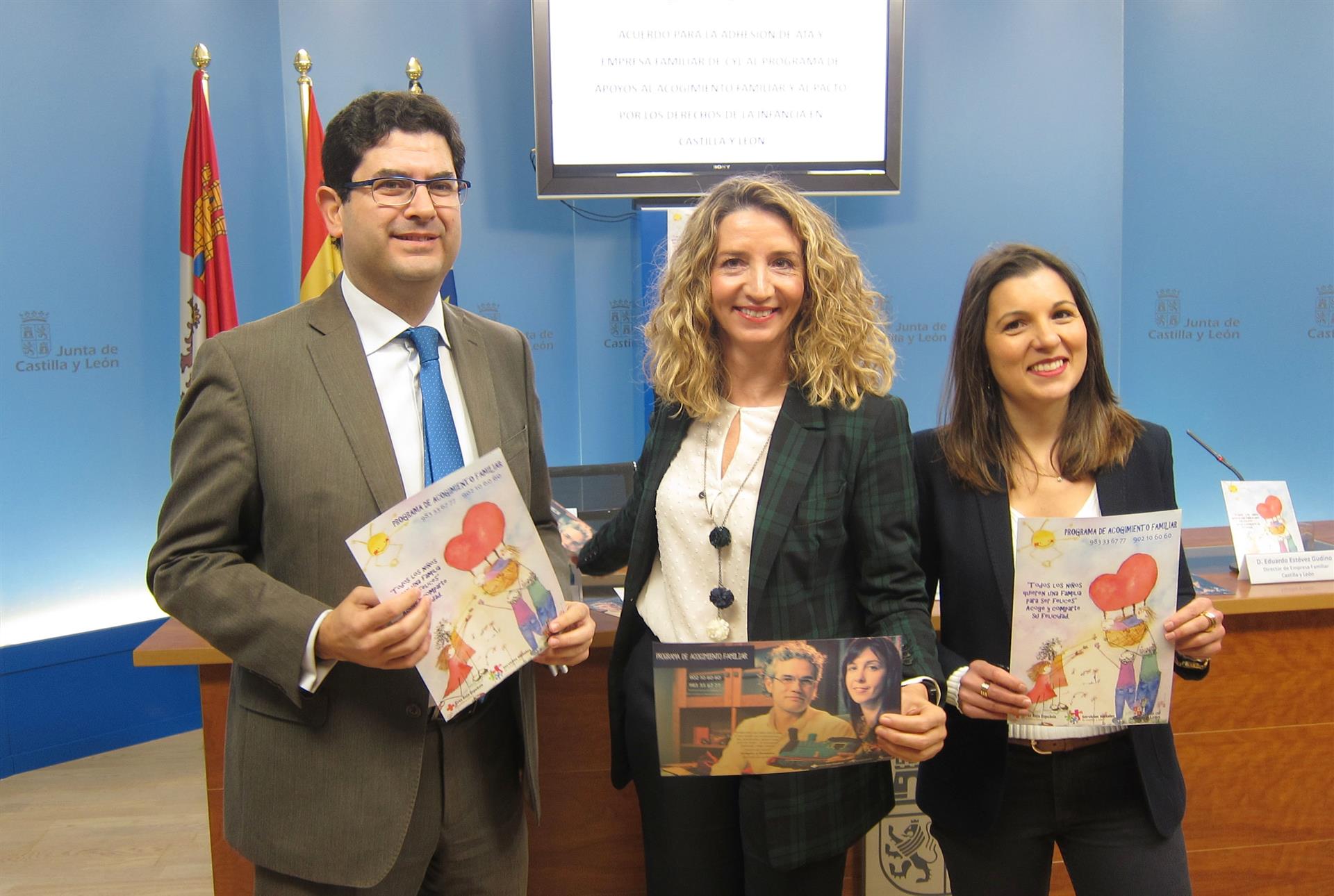 La consejera de Familia, Alicia García, con el director de EFCyL, Eduardo Estévez y la presidenta de ATA, Soraya Mayo.