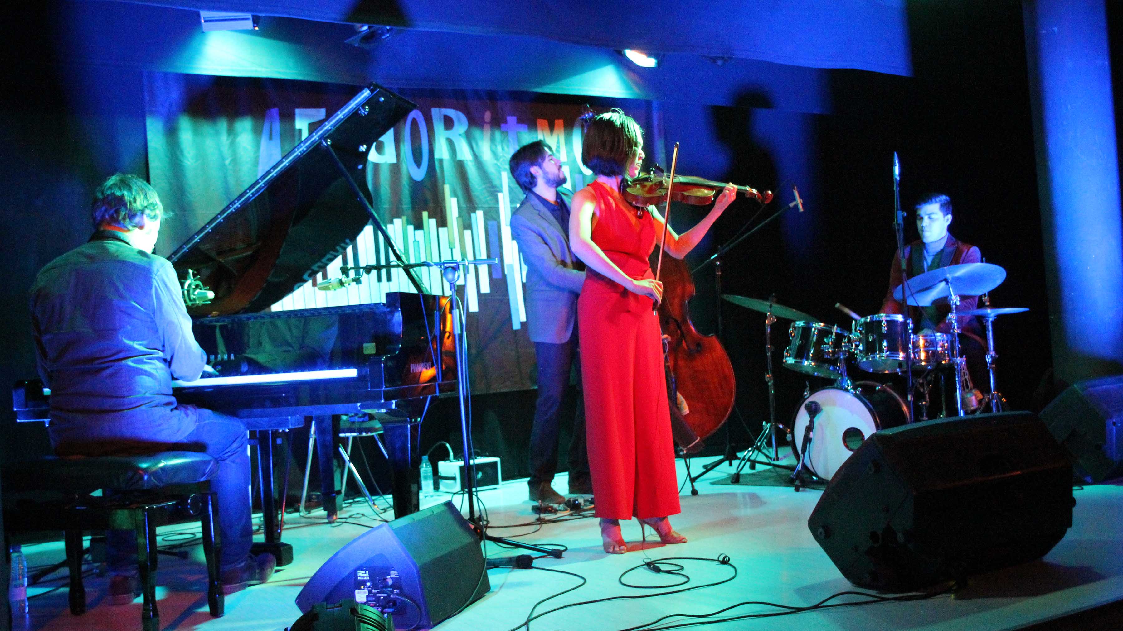 Conciertos del ciclo ‘Atodoritmo’ de ediciones anteriores, con el aforo de la sala cultural al completo./c. núñez