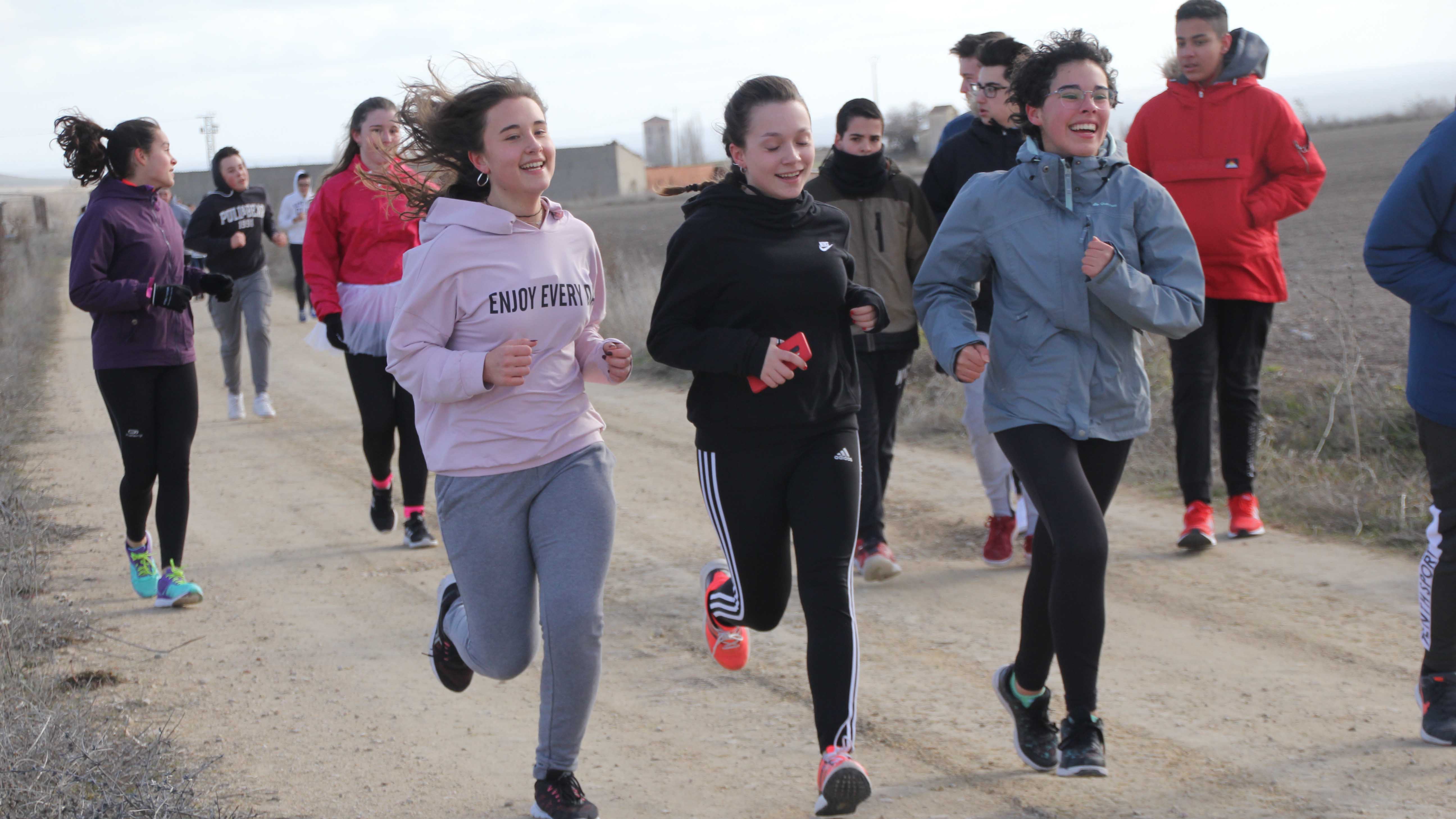 Alumnos preparados para la salida de la carrera ‘Desfibrílate’ en las instalaciones del IES Marqués de Lozoya./c. núñez