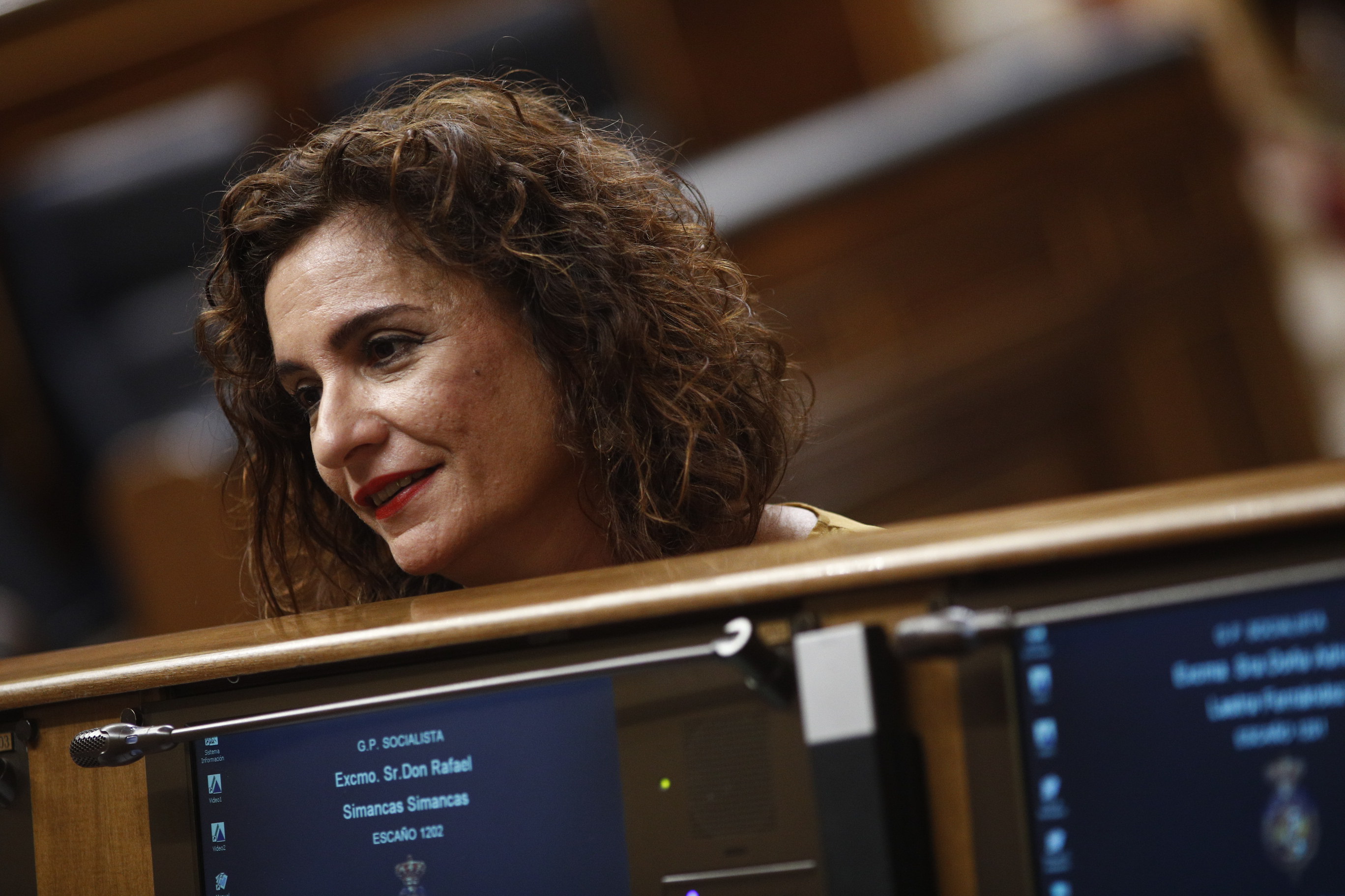 La titular de Hacienda, María Jesús Montero, avala las reuniones de Carmen Calvo con los soberanitas catalanes.