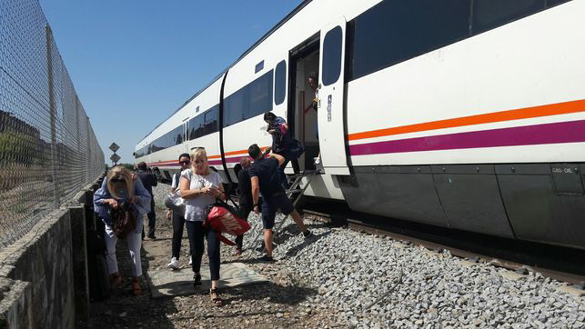 El pasado verano los viajeros de Renfe tuvieron que ser trasladados en taxi tras otra avería de un convoy en Cáceres.