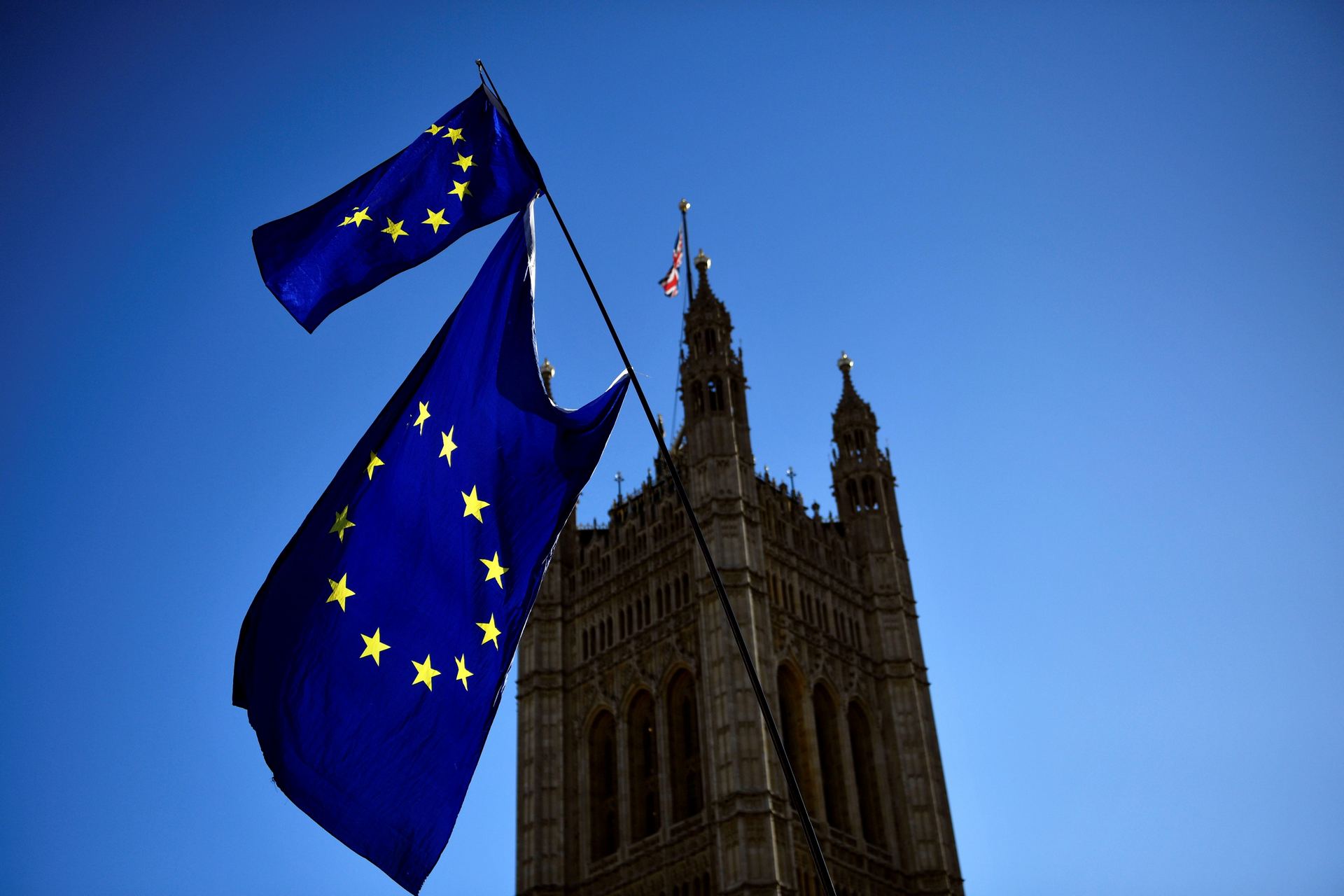 Una bandera de la UE ondea frente al edificio del Parlamento británico este jueves.