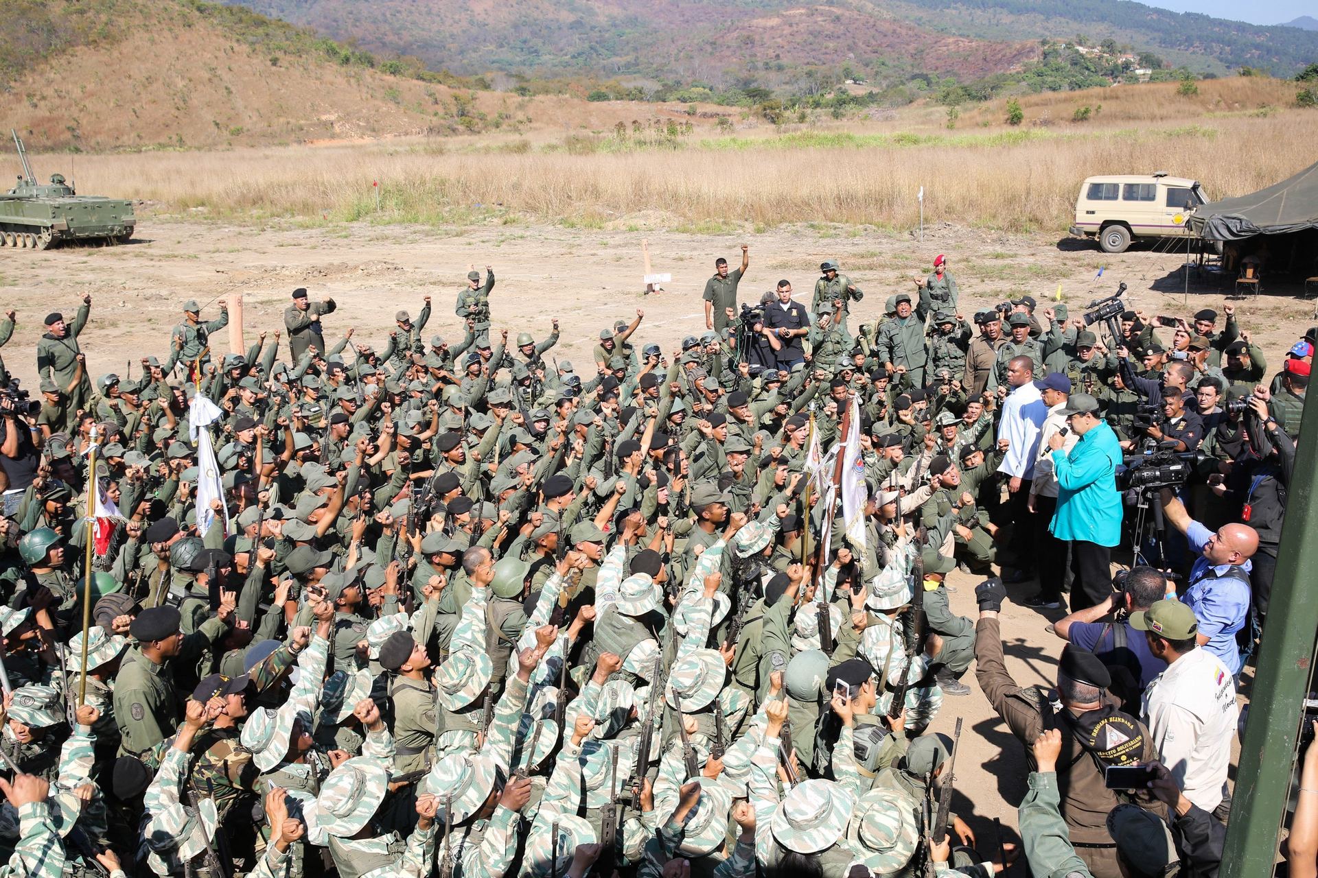 Imagen del presidente Maduro durante unas maniobras militares con las que mostró su confianza en los soldados.