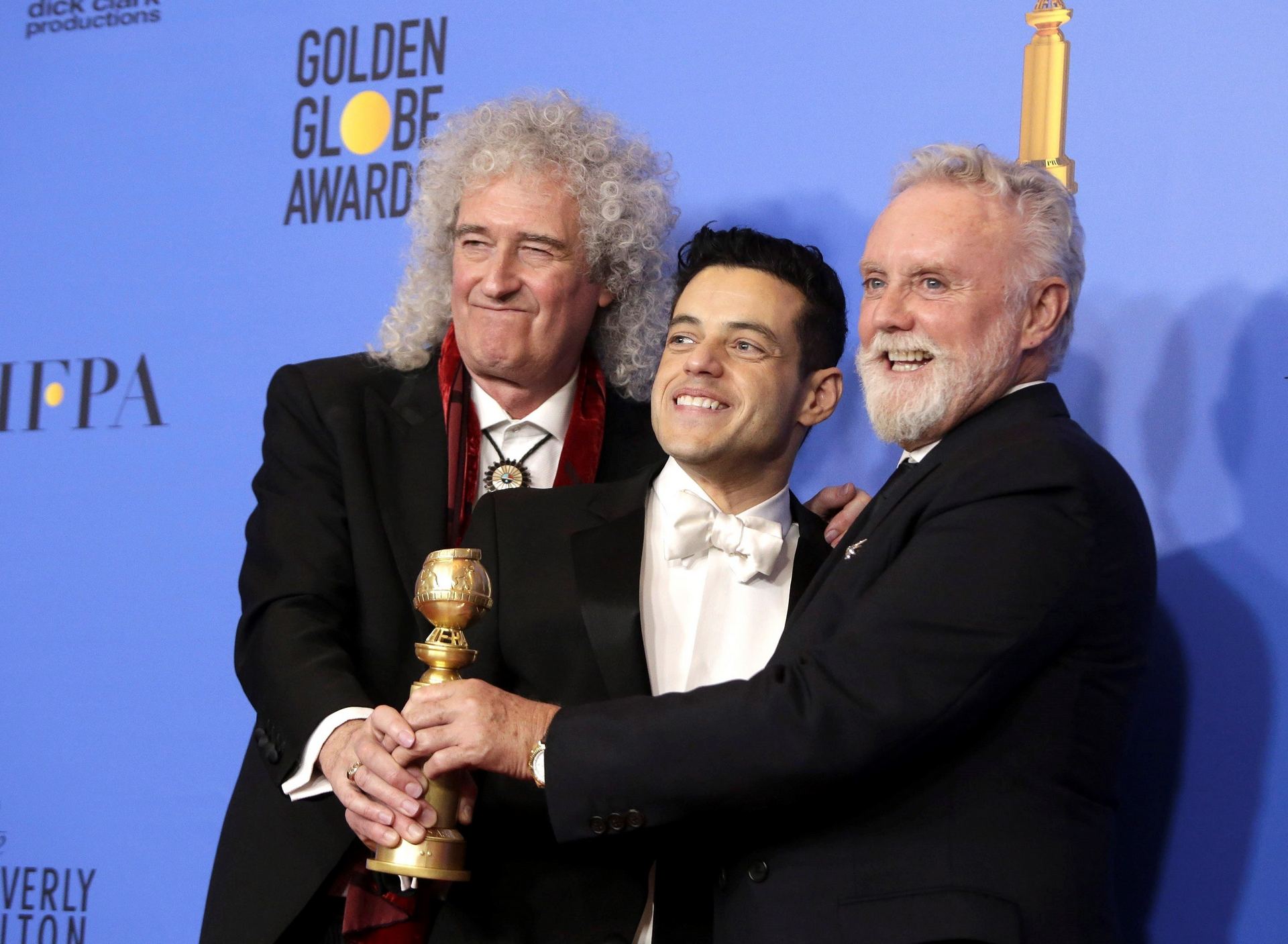 Los miembros de la banda musical Queen Brian May y Roger Taylor posan junto al actor Rami Malek, protagonista de ‘Bohemian Rhapsody’.
