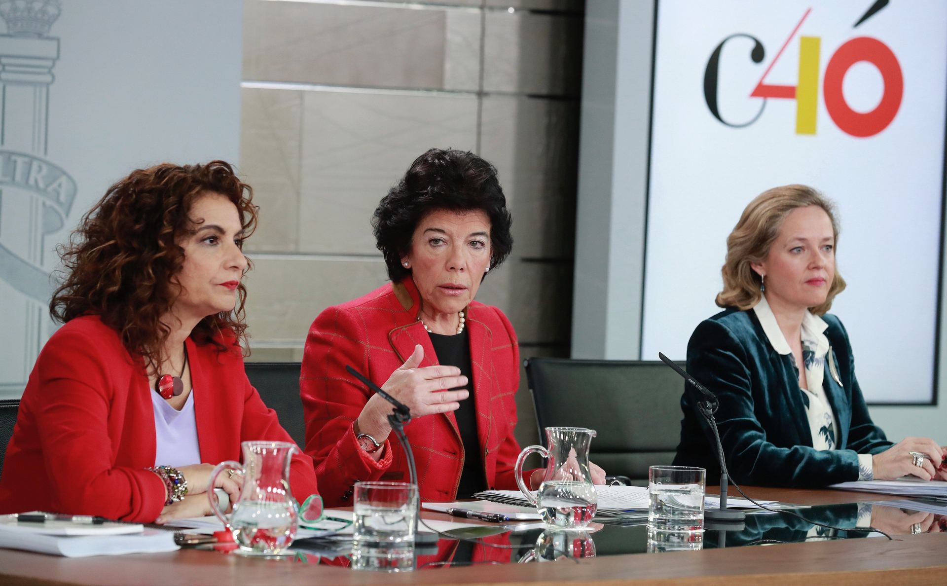 La ministra de Hacienda, María Jesús Montero (i), la de Economía, Nadia Calviño (d), y la portavoz, Isabel Celaá (c). / EFE