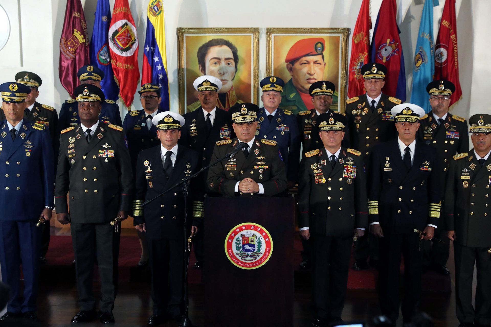 El ministro de defensa, Vladimir Padrino, ofrece una rueda de prensa en la que ratifica su apoyo a Nicolás Maduro y rechaza la proclamación de Juan Guaidó.