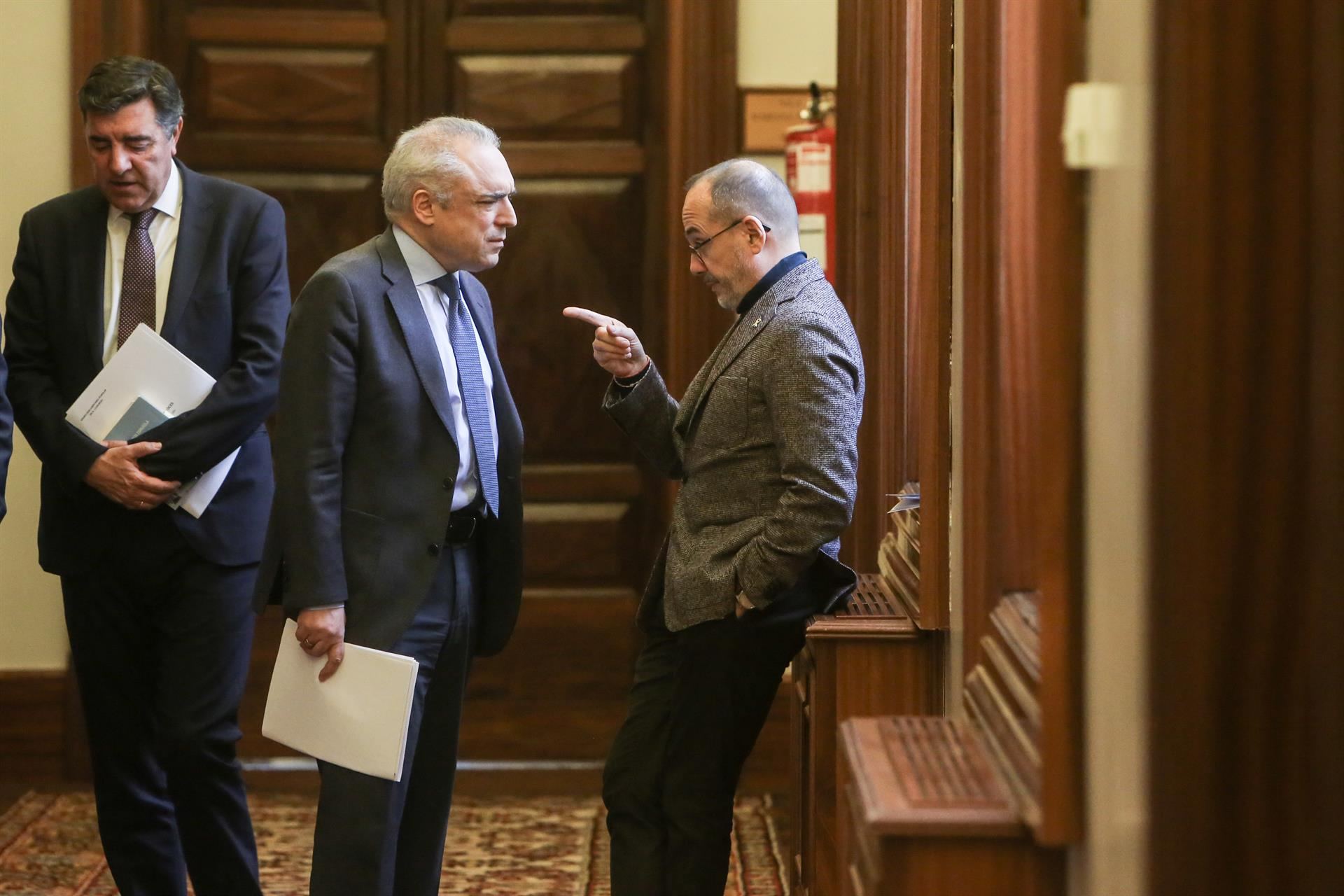 Los portavoces del PSOE y del PDeCAT hablan en los pasillos del Congreso tras una Junta de Portavoces.