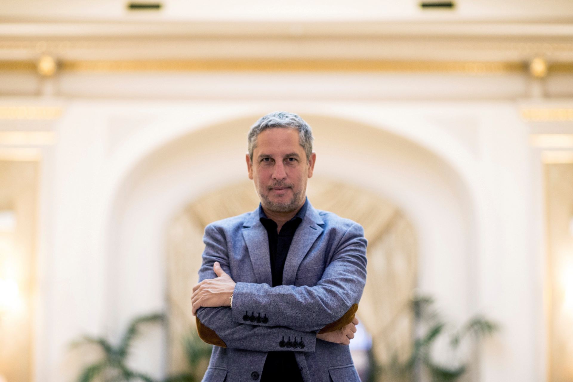 El escritor y matemático argentino Guillermo Martínez posa ante los medios en una entrevista.