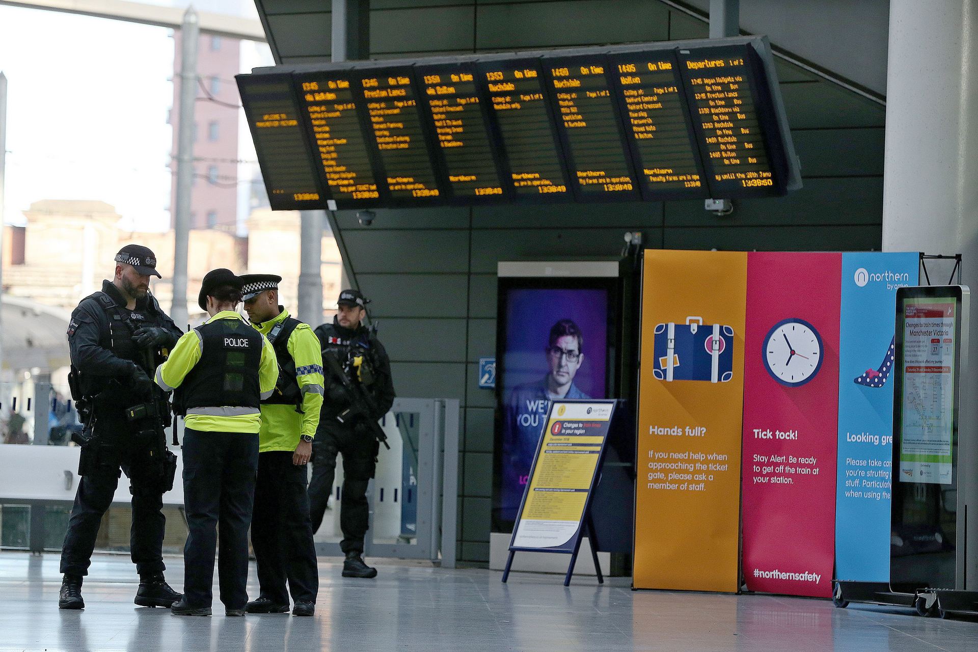 Varios policías inspeccionan la estación de metro en Manchester donde se produjo el ataque.