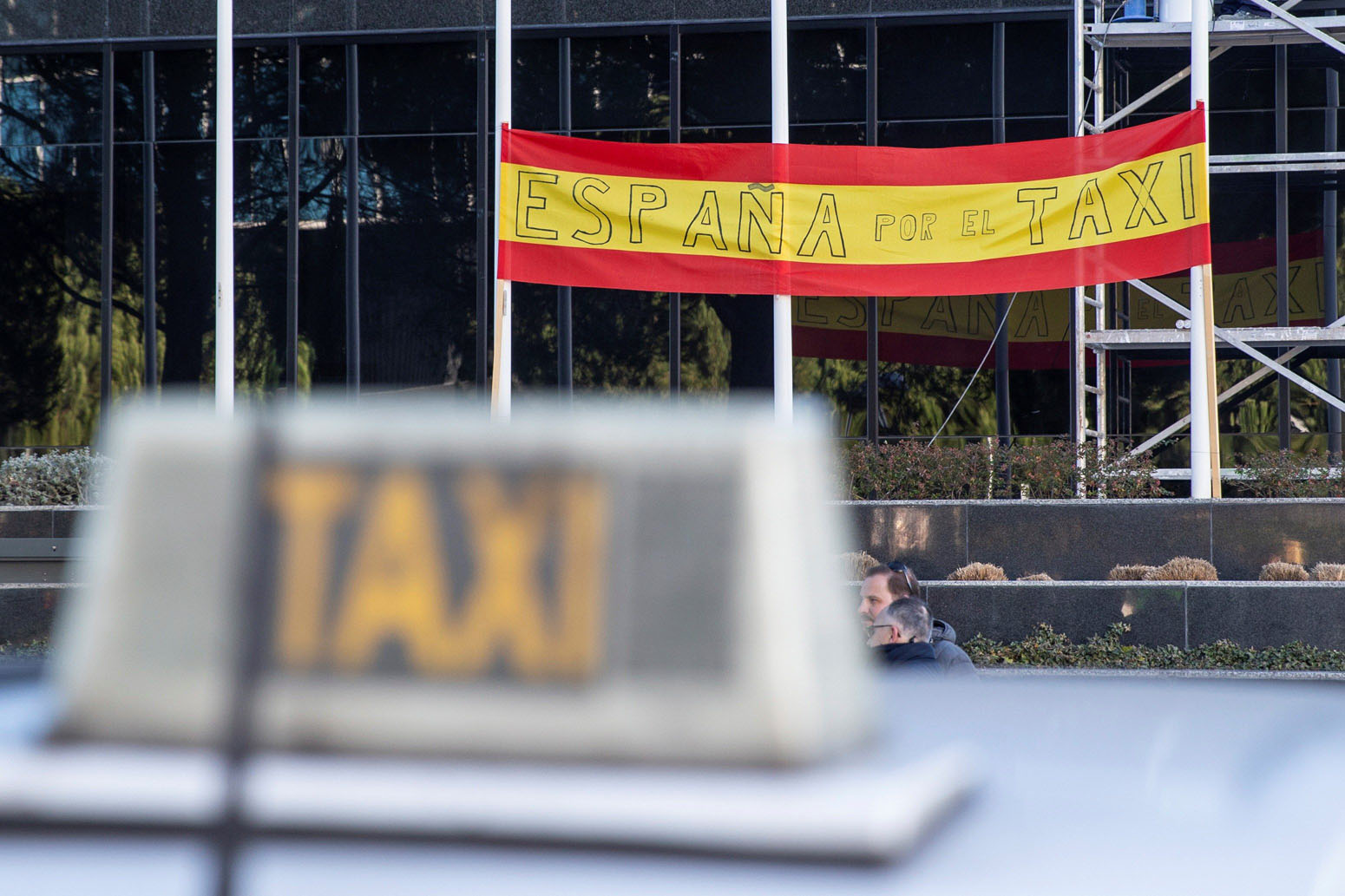 Pancarta en las inmediaciones de Ifema, donde estos días se celebra Fitur, en el quinto día de huelga de taxistas.