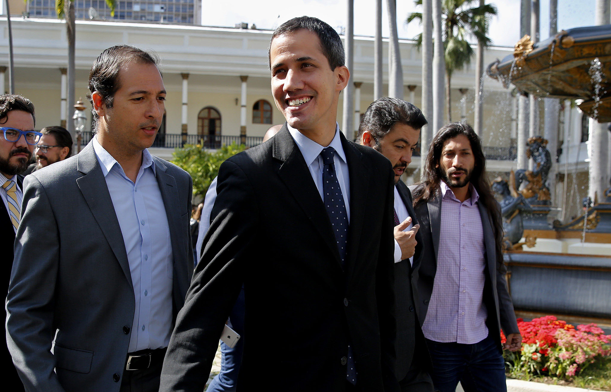 El presidente de la Asamblea Nacional, Juan Guaidó (c), llega ayer a la sede del Parlamento, en Caracas.