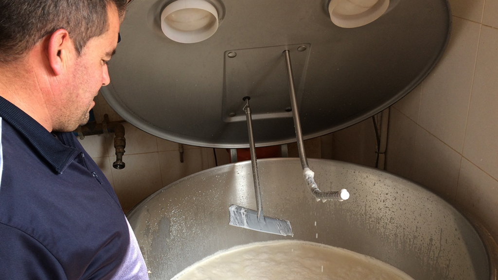 Un ganadero muestra un tanque de almacenamiento de leche cruda. /  e. a.