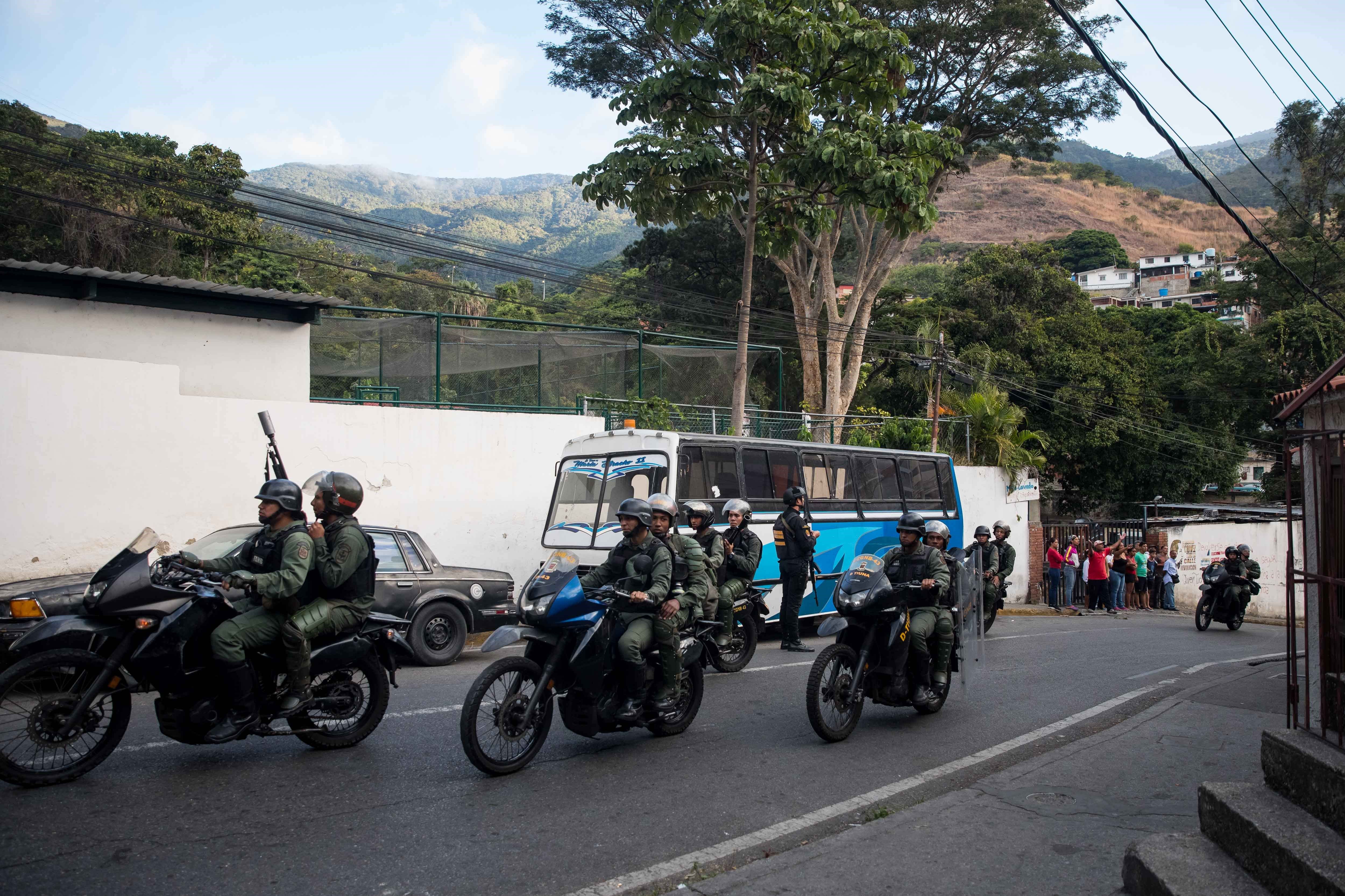 Miembros de Guardia Nacional Bolivariana patrullan una de las calles de Caracas, en Venezuela.