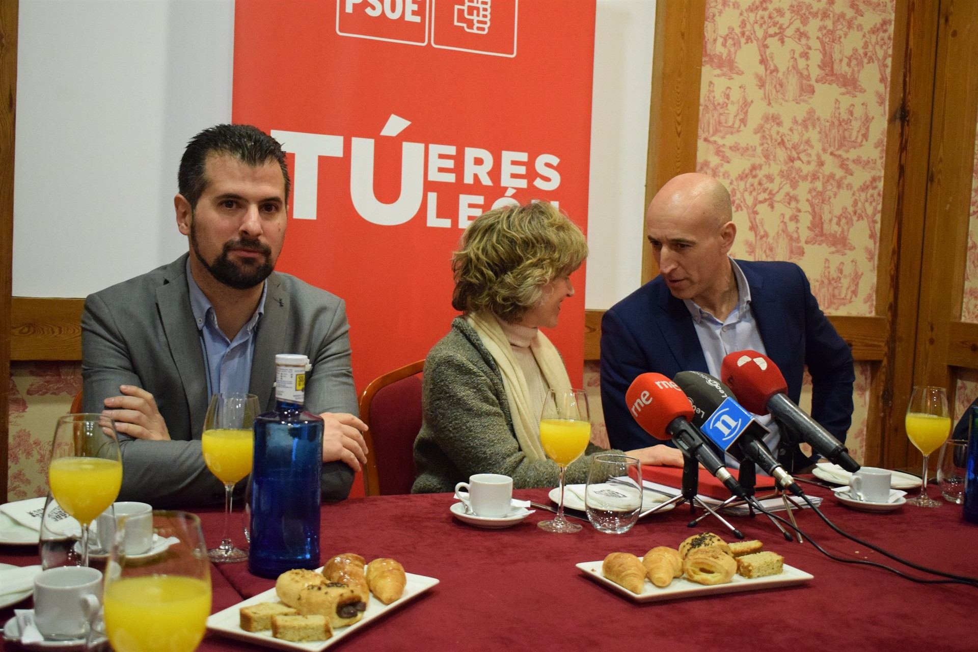 El secretario general del PSOE en Castilla y León, Luis Tudanca, y la ministra de Sanidad, María Luisa Carcedo. / e. p.