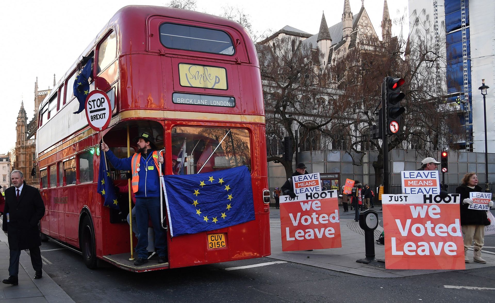 Activistas a favor y en contra del brexit se manifiestan a las puertas del parlamento británico, en Londres