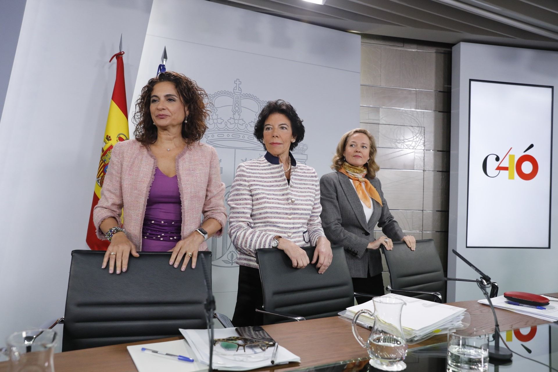 La ministra de Hacienda, María Jesús Montero (i), la de Economía, Nadia Calviño(d), y la portavoz, Isabel Celaá (c). / e. p.
