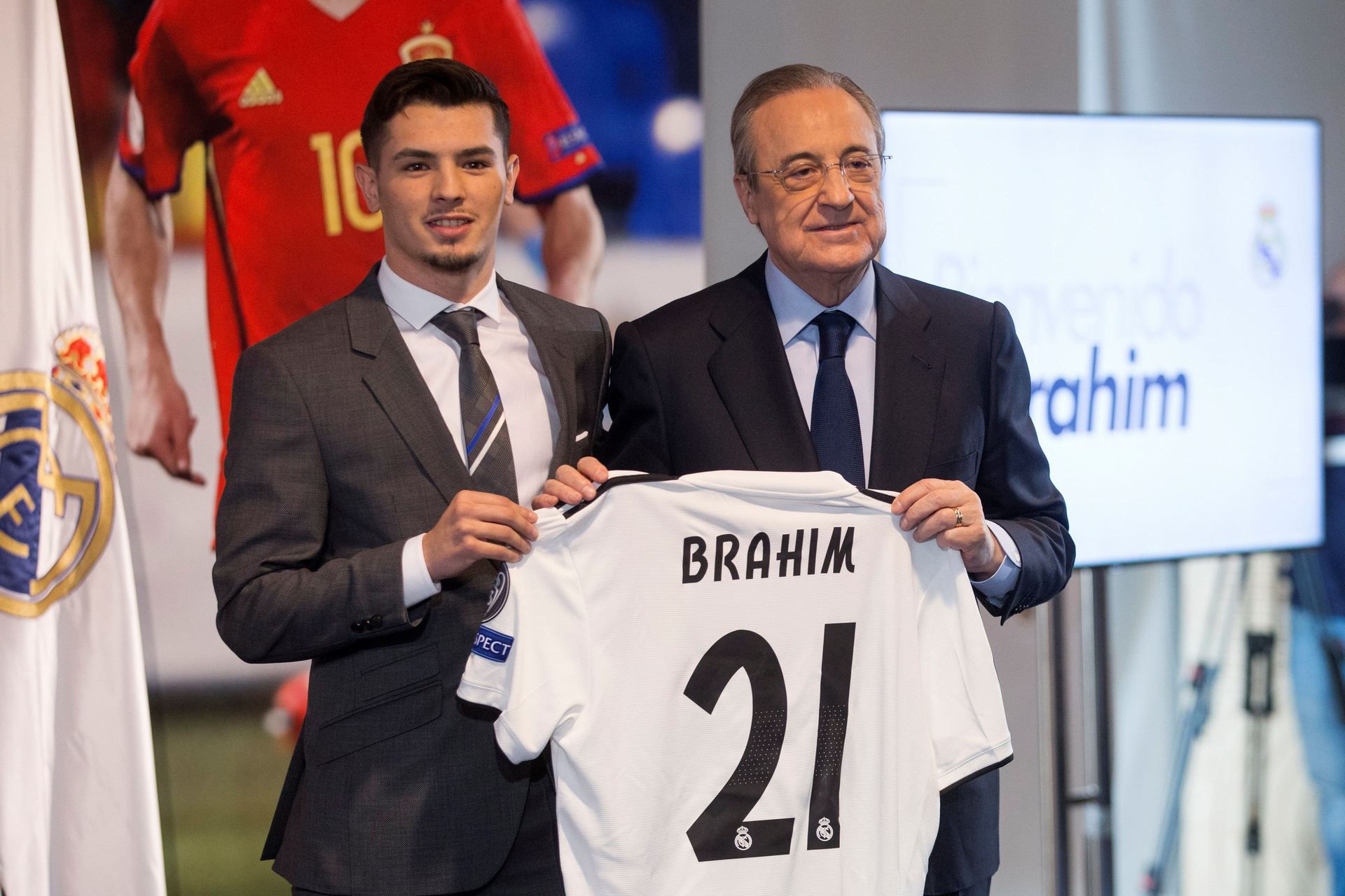 Brahim Díaz (i), fue presentado como nuevo jugador del Real Madrid por el presidente del club, Florentino Pérez (d). / efe