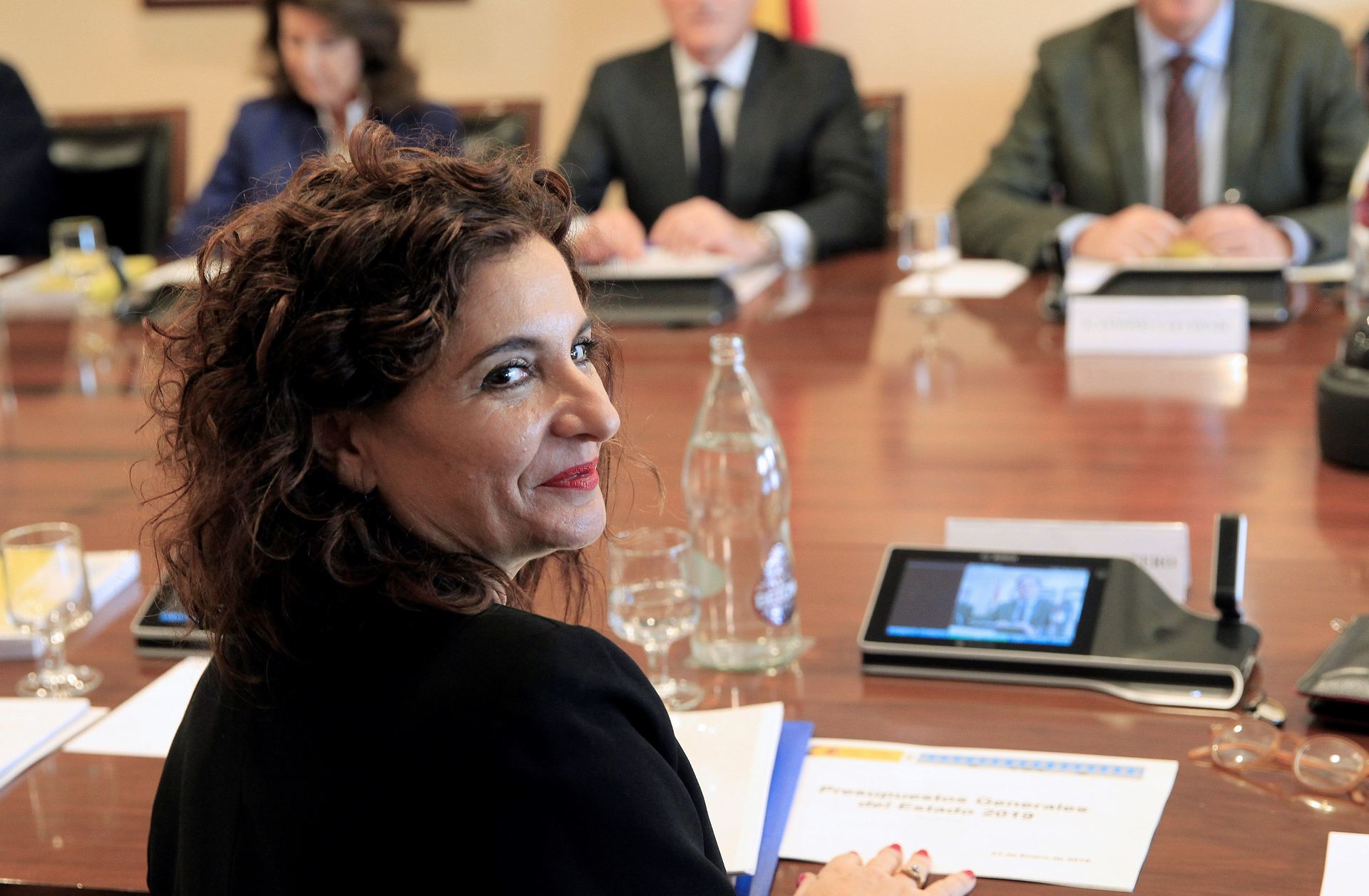 La ministra de Hacienda, María Jesús Montero, durante una reunión. / efe