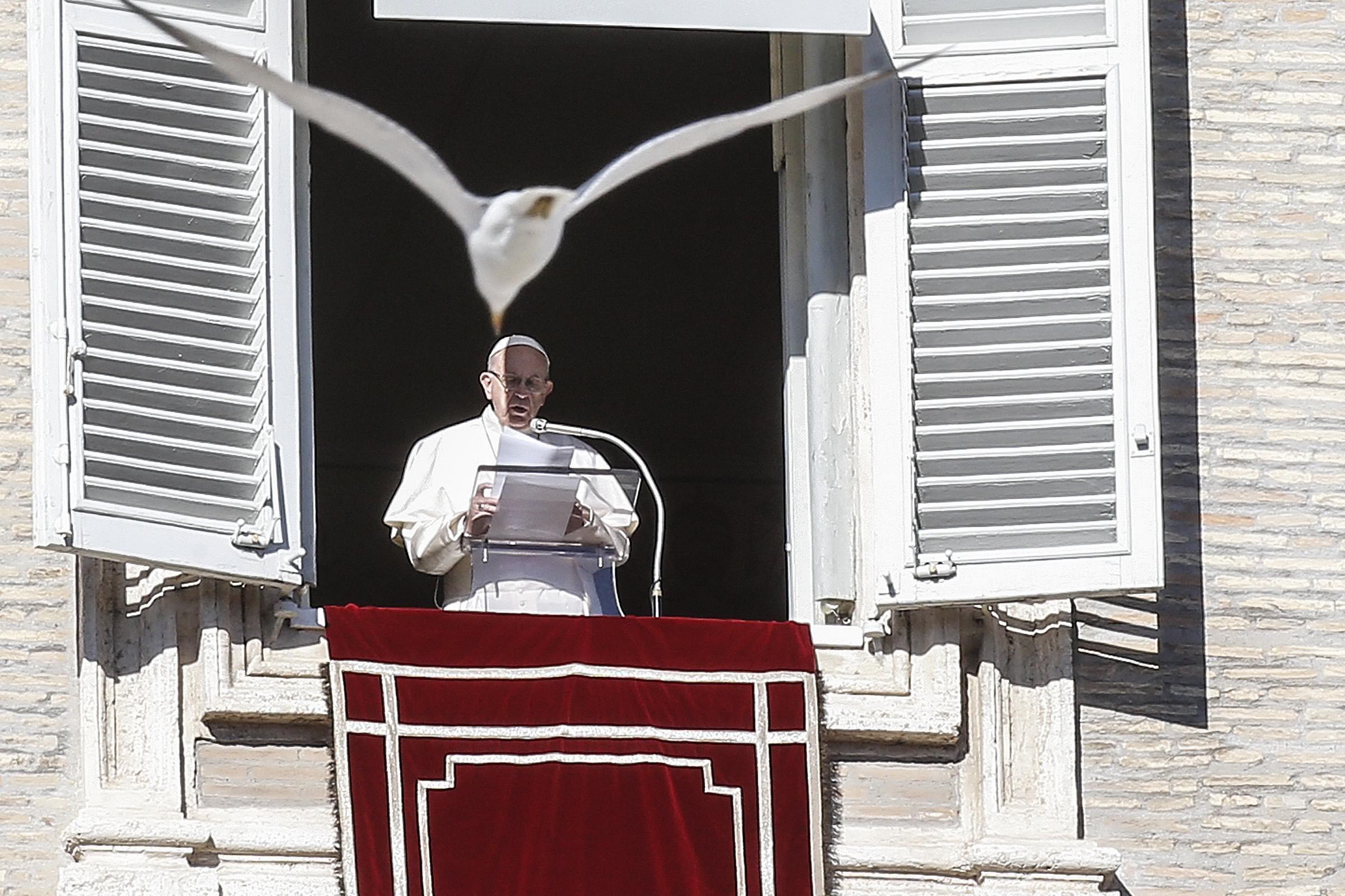 El Papa Francisco durante el rezo del primer Ángelus del año desde la plaza de San Pedro del Vaticano.