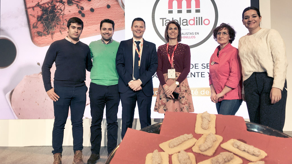 Un momento de la presentación ayer de los nuevos productos de Cárnicas Tabladillo en el certamen de Fitur. / el adelantado
