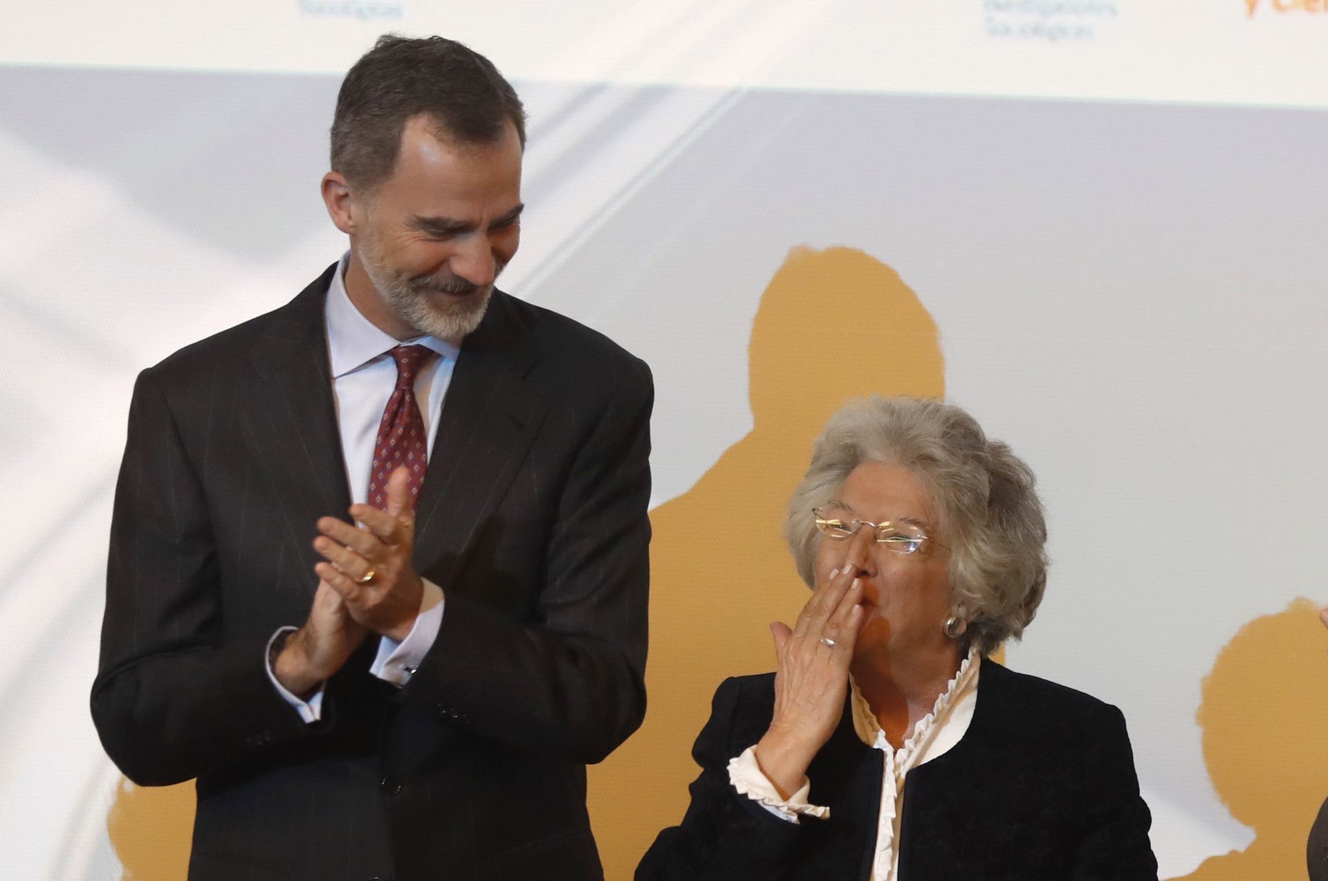 María Ángeles Durán, primera mujer Premio Nacional de Sociología 1 El rey Felipe tras hacer entrega del Premio Nacional de Sociología y Ciencia Política a María Ángeles Durán Heras (d). / e. p.