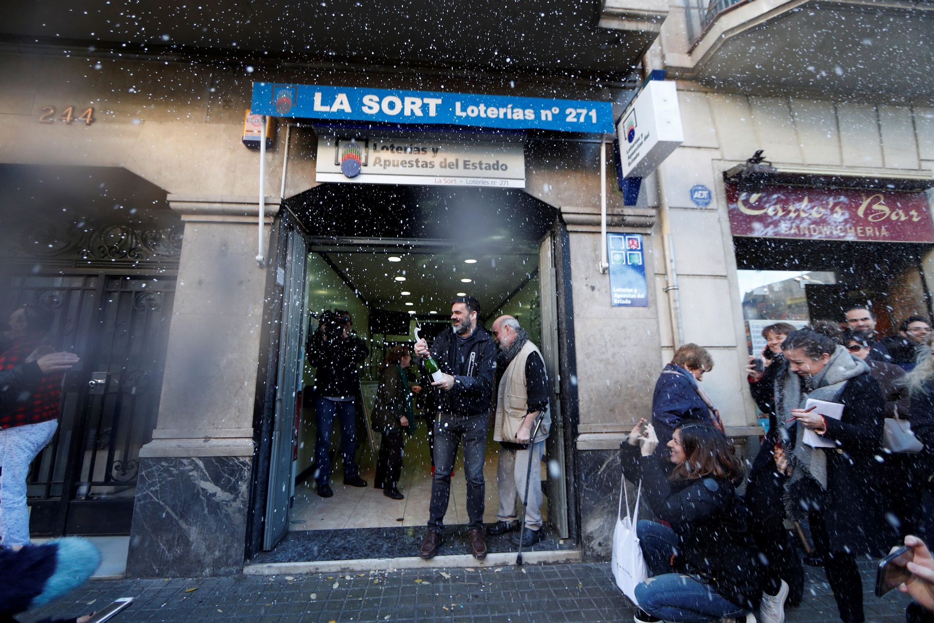La suerte sonríe a Barcelona con el primer premio de ‘El Niño’ 1 El dueño de la administración de lotería de la calle Travessera de Gràcia muestra su alelgría tras haber vendido integramente el primer premio.
