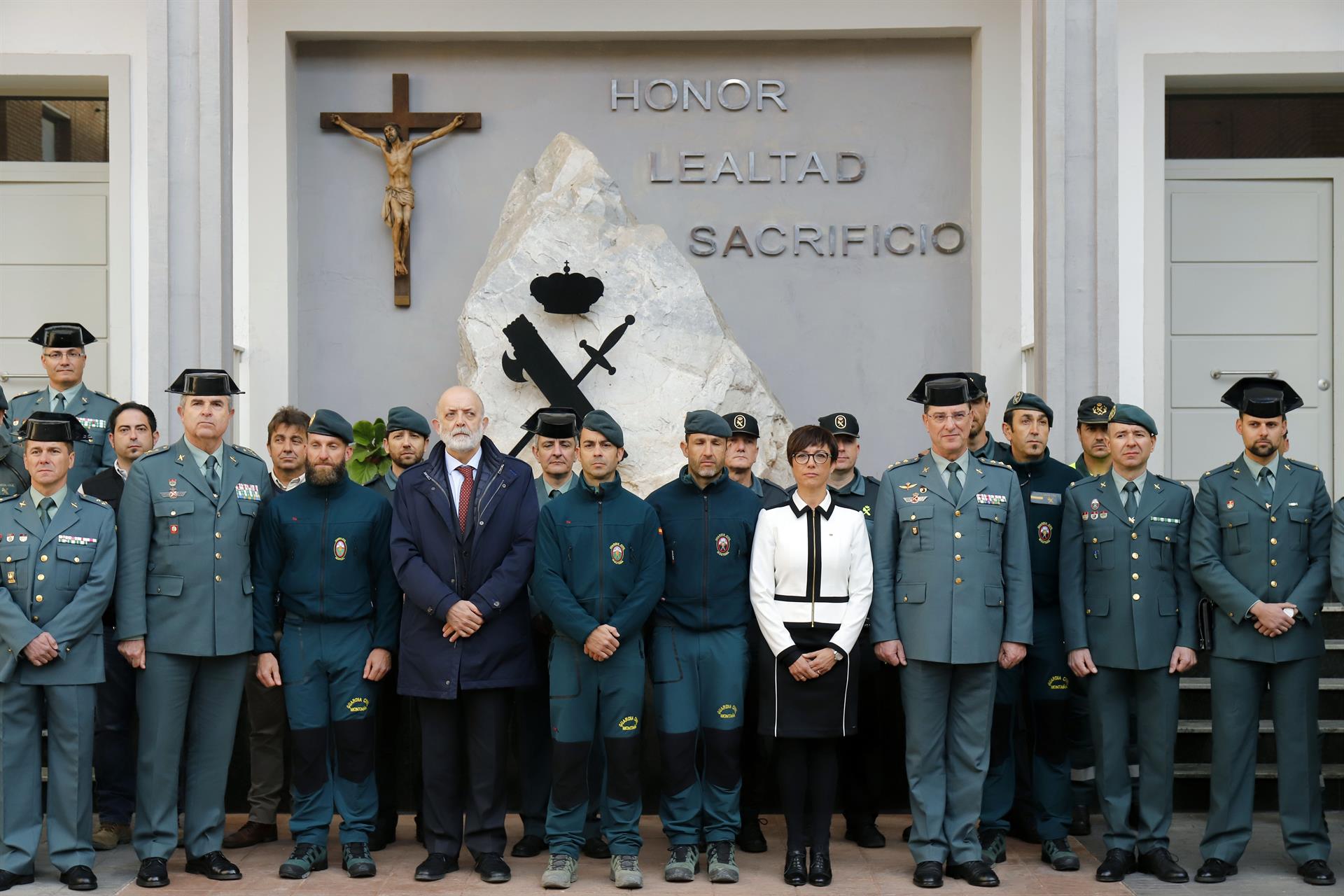 El director de la Guardia Civil, Félix Azón (4i), junto a los agentes que intervinieron en el rescate de Julen.