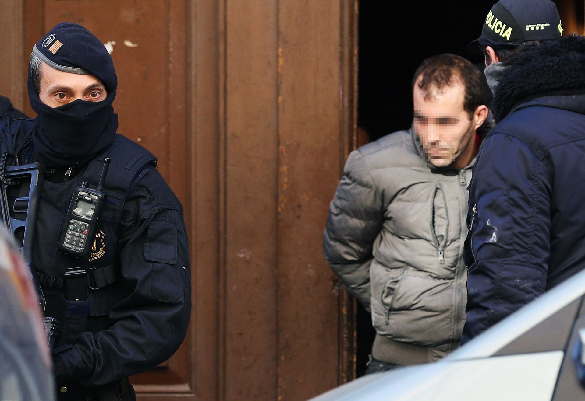 Los Mossos d‘Esquadra trasladan a uno de los detenidos en el distrito de el Clot de Barcelona.