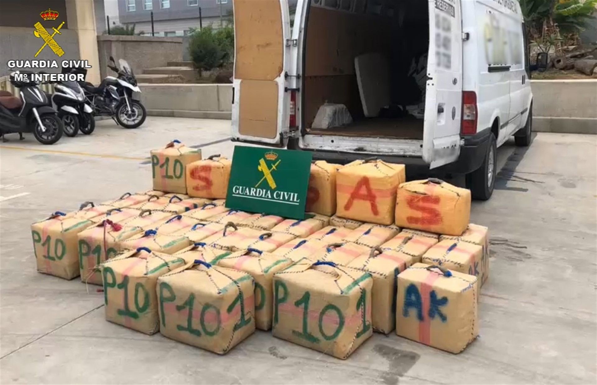 Cae una banda que lograba meter tres toneladas de hachis en las Canarias 1 Aparte de la detención de 17 de sus integrantes, incluído del lider, más de una tonelada de droga ha sido incautada.