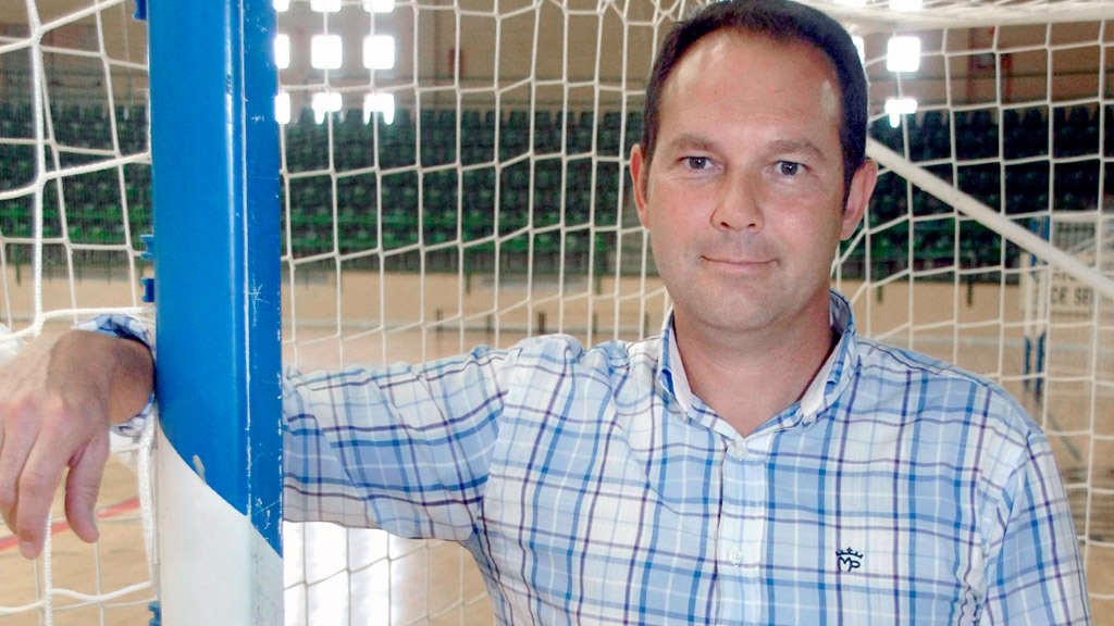 Javier Herrero, en el pabellón Pedro Delgado durante su etapa como presidente del Naturpellet. / JUAN MARTÍN