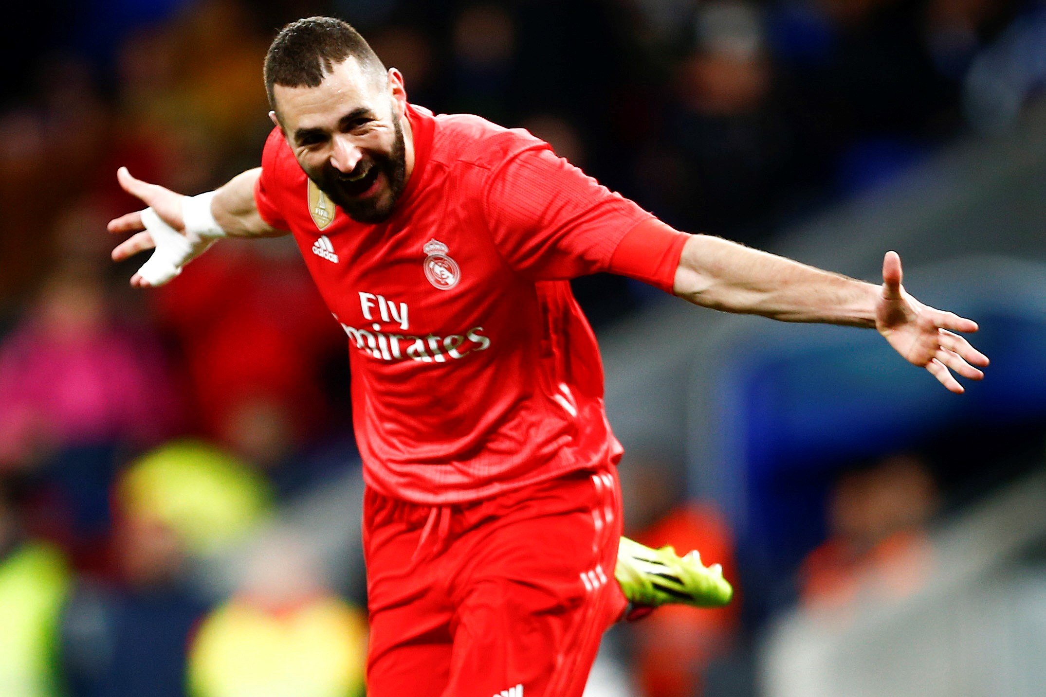 Benzema vuela alto 1 Benzema festeja su segundo gol, el tercero del Real Madrid, en el triunfo blanco ante el Espanyol.