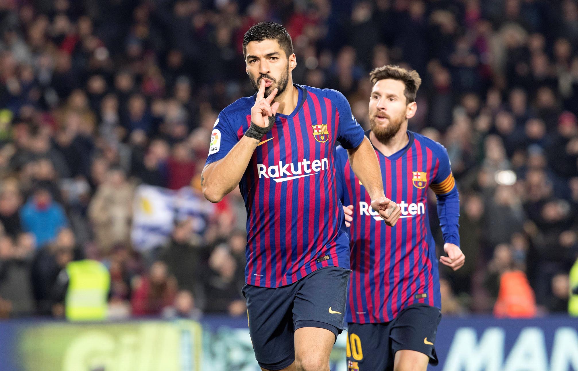 Luis Suárez celebra el segundo gol del Barça, en el que el uruguayo pudo hacer falta al portero Cuéllar.