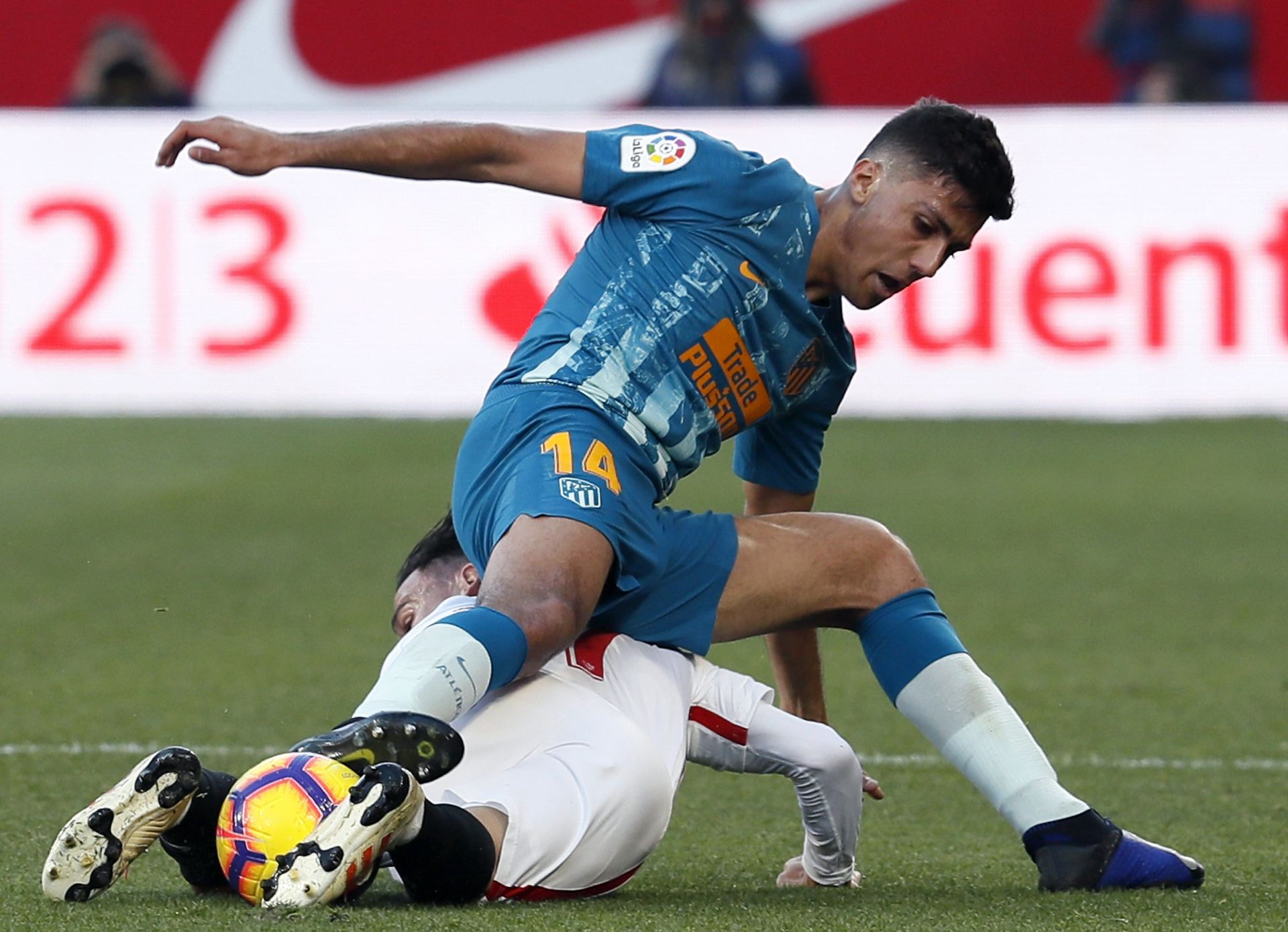 Rodrigo Hernández, del Atlético de Madrid, le disputa el balón a sevillista Roque Mesa en el Sánchez Pizjuán.