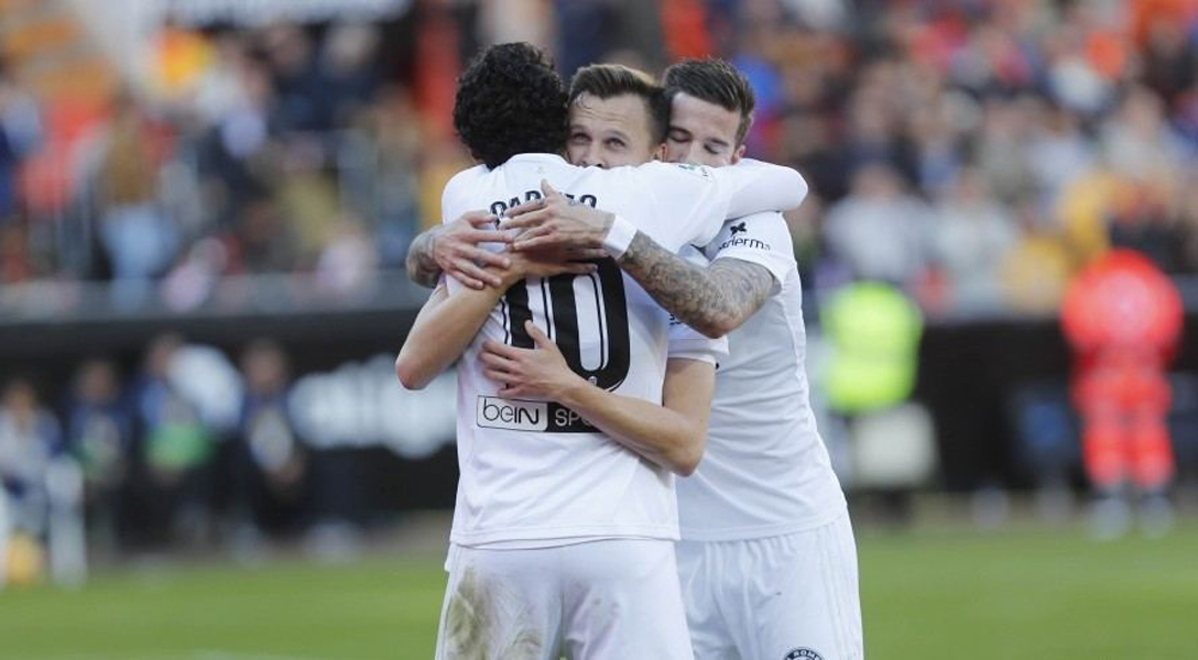El Valencia se enfrenta al Alavés para entrar en la lucha por Europa 1 Los jugadores del Valencia Parejo, Cheryshev y Santi Mina. / Europa press
