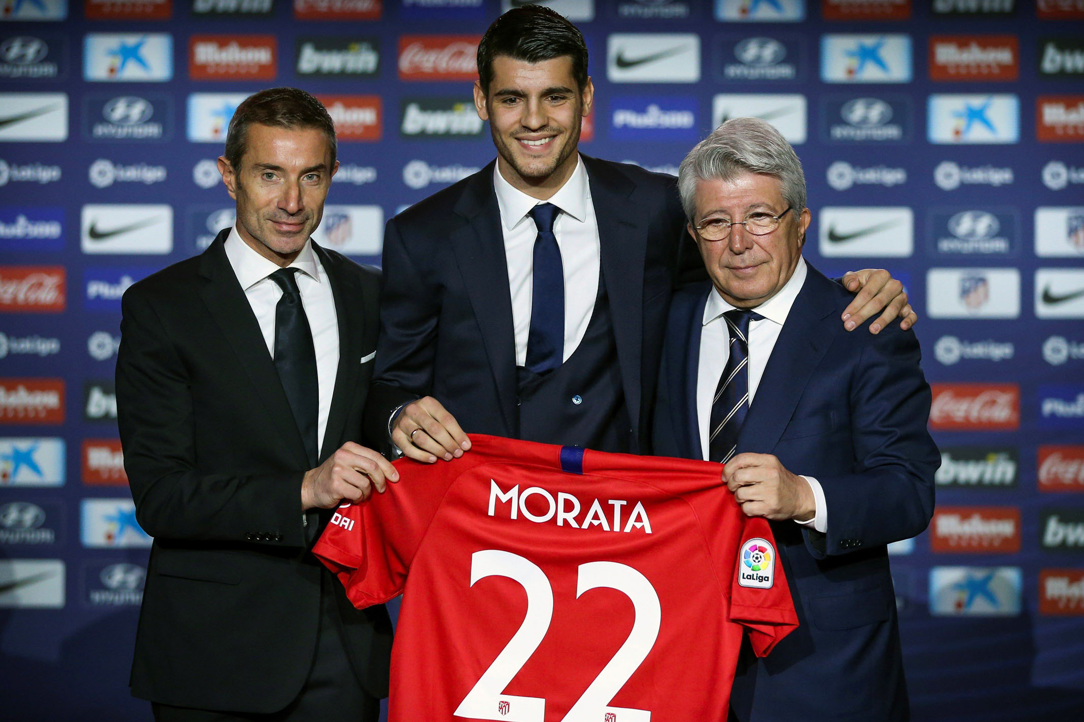 Morata: “El destino quería que viniese al Atleti” 1 Morata posa junto al presidente del Atlético de Madrid, Enrique Cerezo (d), y el director deportivo, Andrea Berta (i).