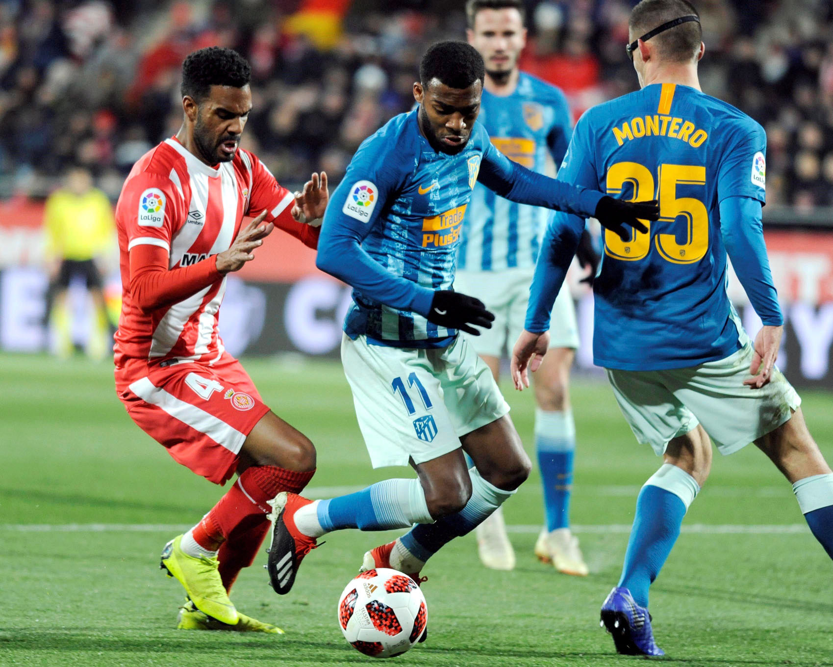 El Atlético se aferra al “don” de Griezmann ante el Girona 1 Lemar (centro) controla el balón ante Ramalho en el partido de ida disputado en Montilivi.