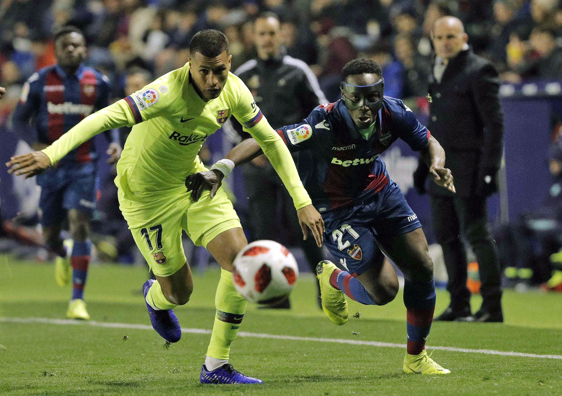 Barcelona-Levante: la Copa exige remontar al ‘rey’ 1 Jeison Murillo, que debutó con el Barça en el partido del Ciudad de Valencia, intenta frenar el avance de Boateng.