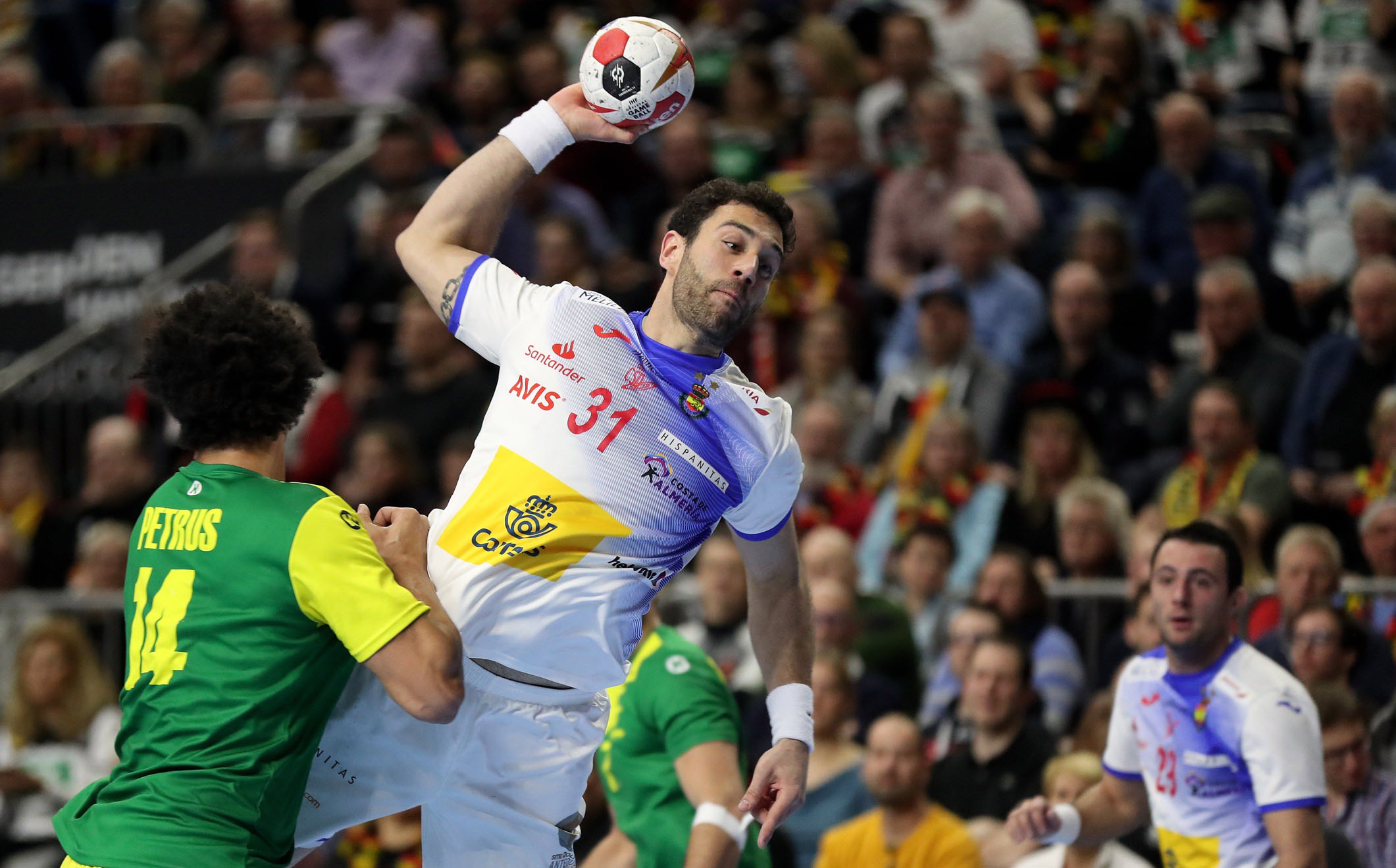 Iosu Goñi Leoz lanza el balón ante la defensa del brasileño Thiagus Petrus Santos.