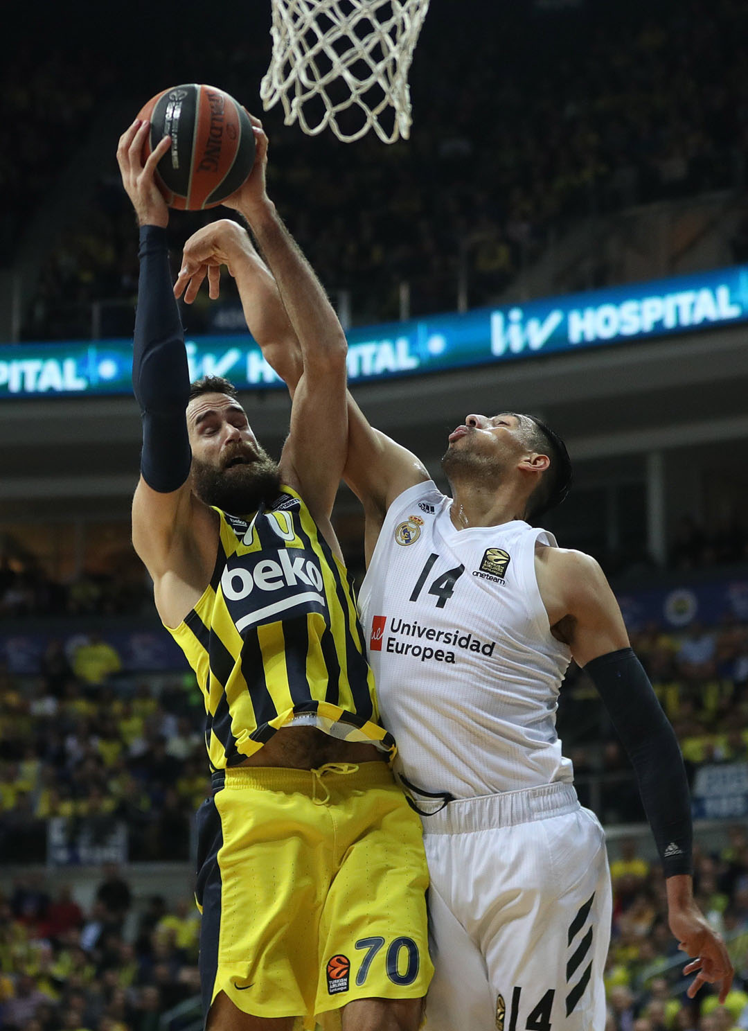 Ayón lucha por el balón con Datome en el pasado Fenerbahce-Real Madrid.