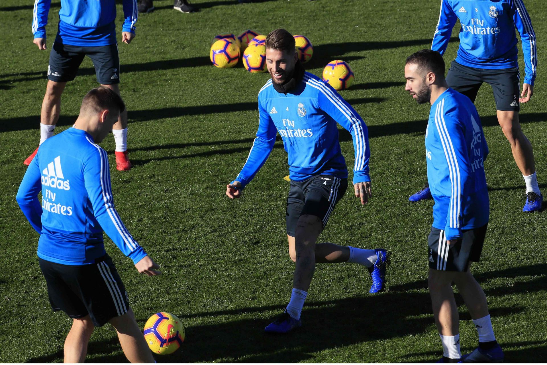 El Real Madrid regresa al Bernabéu en busca de la senda del triunfo 1 Los jugadores del Real Madrid realizan varios ejercicios durante el entrenamiento en la ciudad deportiva de Valdebebas.