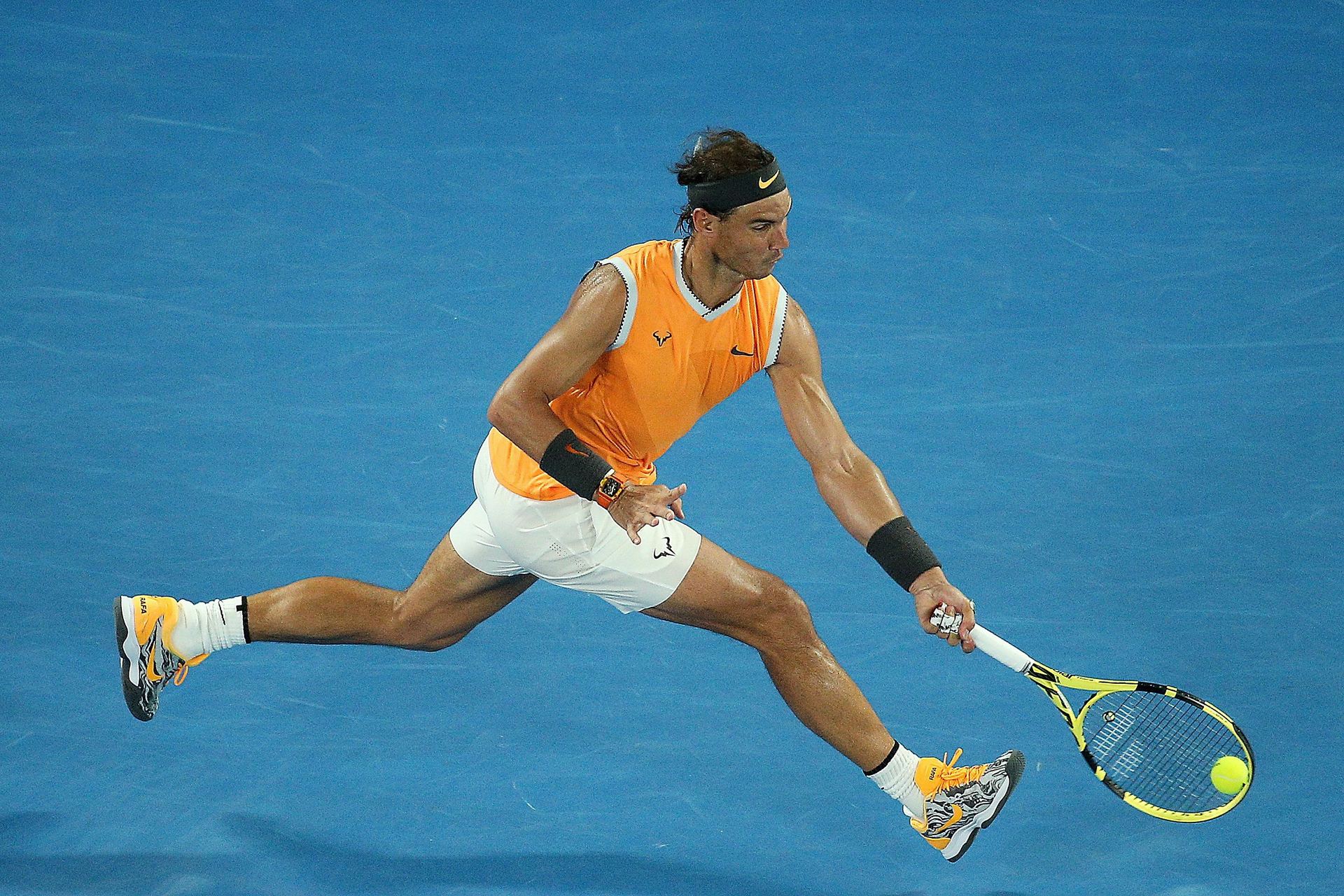 El tenista español Rafael Nadal devuelve una bola ante el griego Stefanos Tsitsipas. / EFE