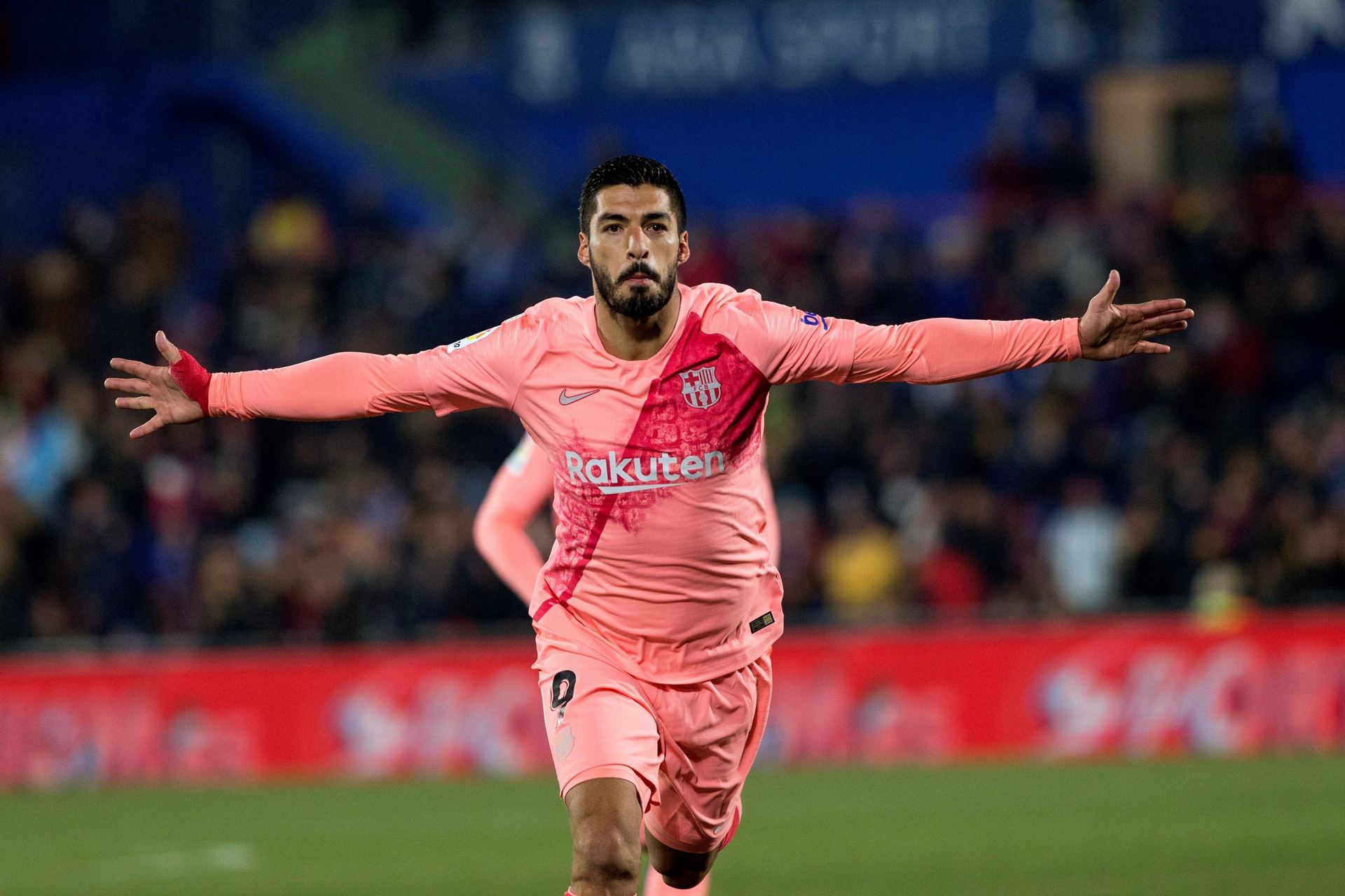 Los azulgranas se imponen en Getafe y apuntalan la liga 1 El delantero uruguayo del FC Barcelona Luis Suárez celebra su gol anotado ante el FC Getafe. Con esta victoria los culés se ponen a cinco puntos por encima del Atlético y a 10 del Real Madrid.